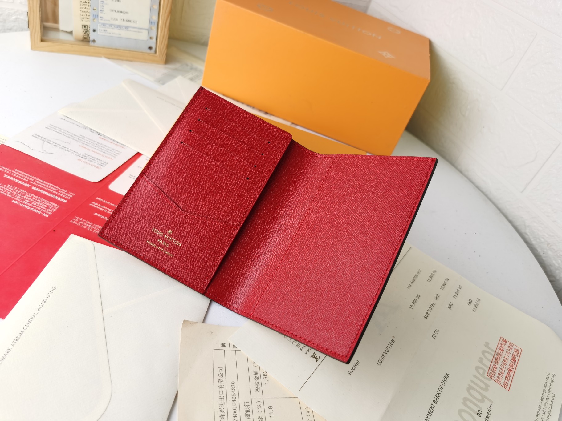 高級M64502パスポートケース - 粒纹小牛皮の洗練された旅行アクセサリー