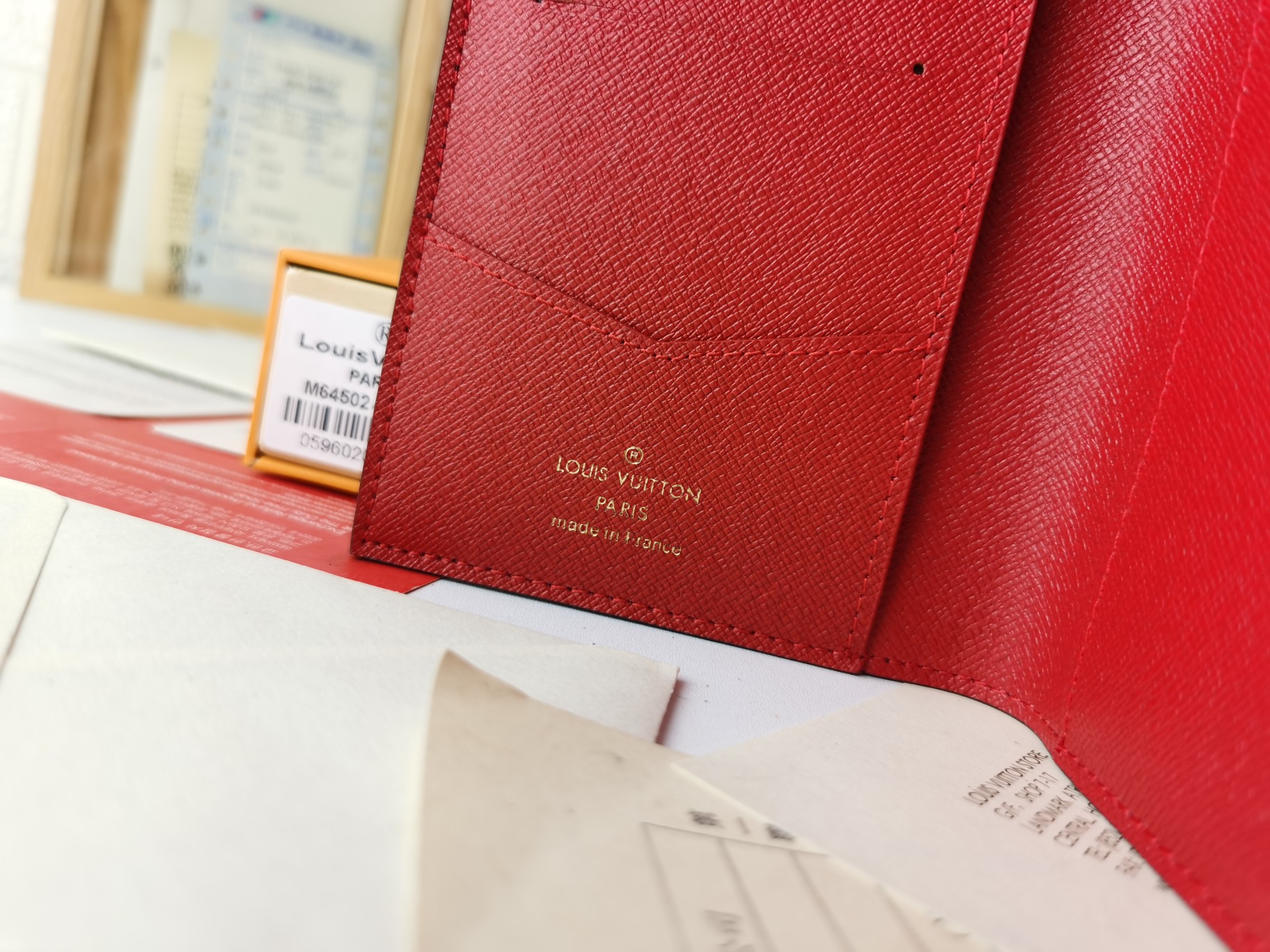 高級M64502パスポートケース - 粒纹小牛皮の洗練された旅行アクセサリー