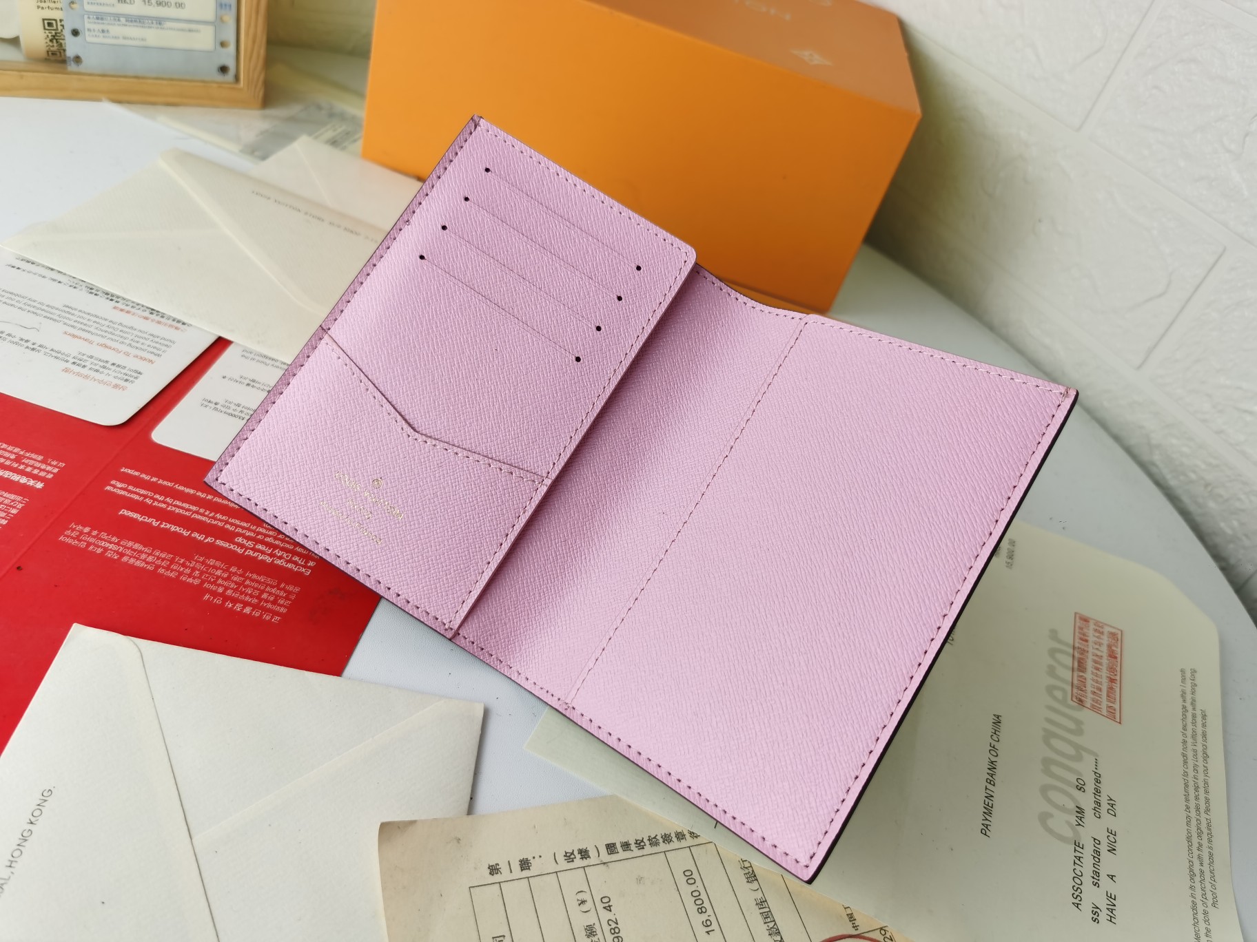 M64502パスポートケース - 高級感溢れる粒纹小牛皮使用