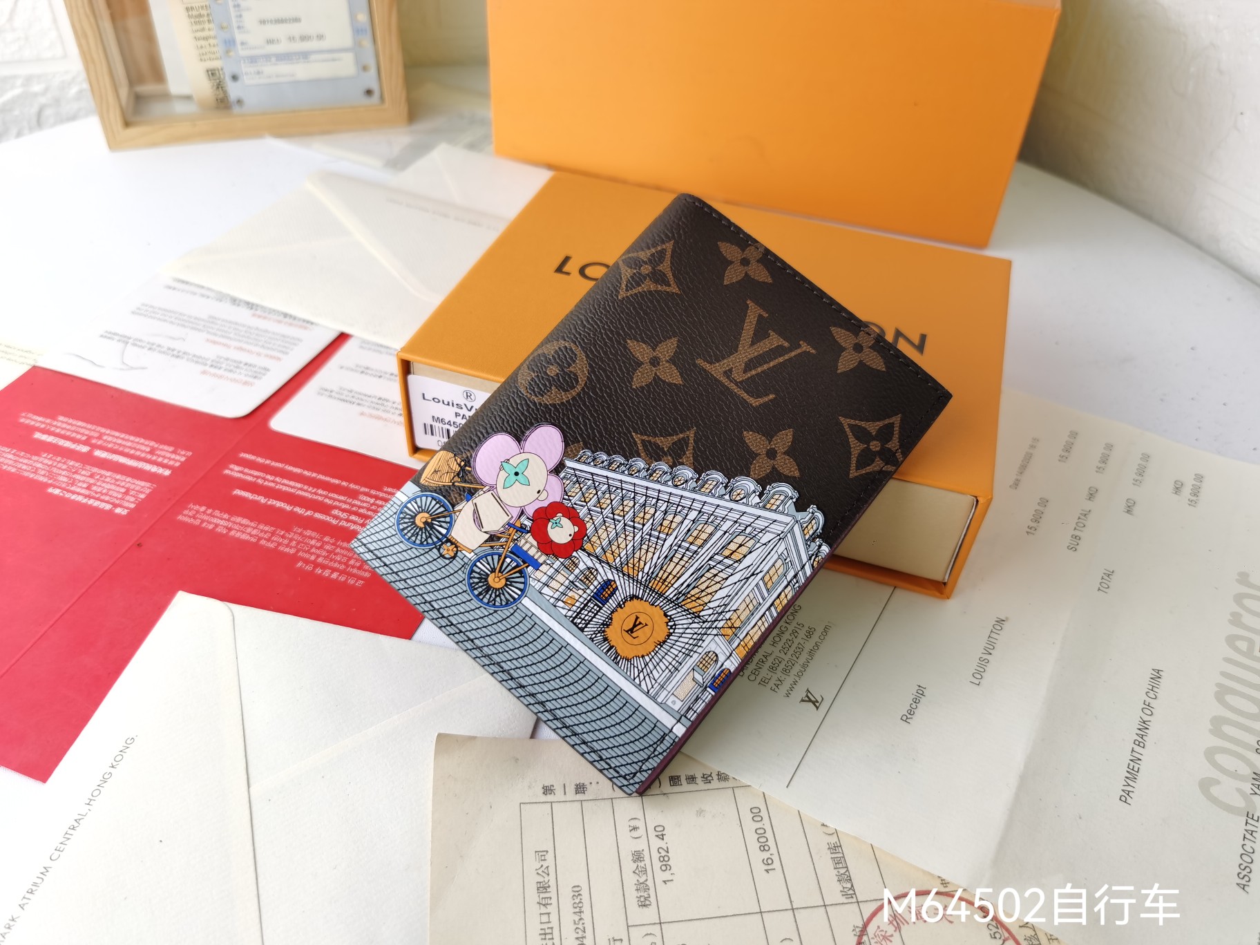 M64502パスポートケース - 高級感溢れる粒纹小牛皮使用