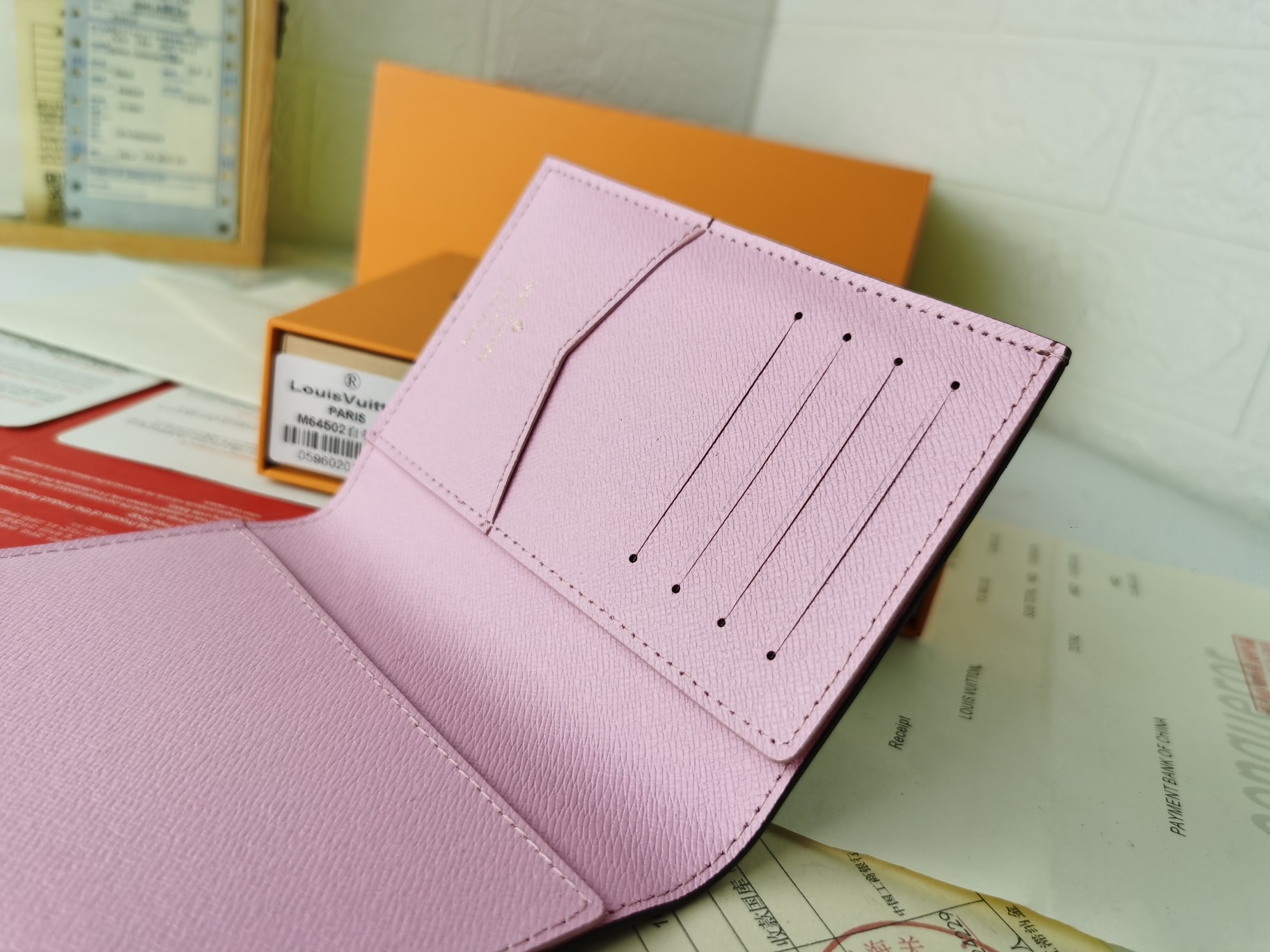 M64502パスポートケース - 高級感溢れる粒纹小牛皮使用