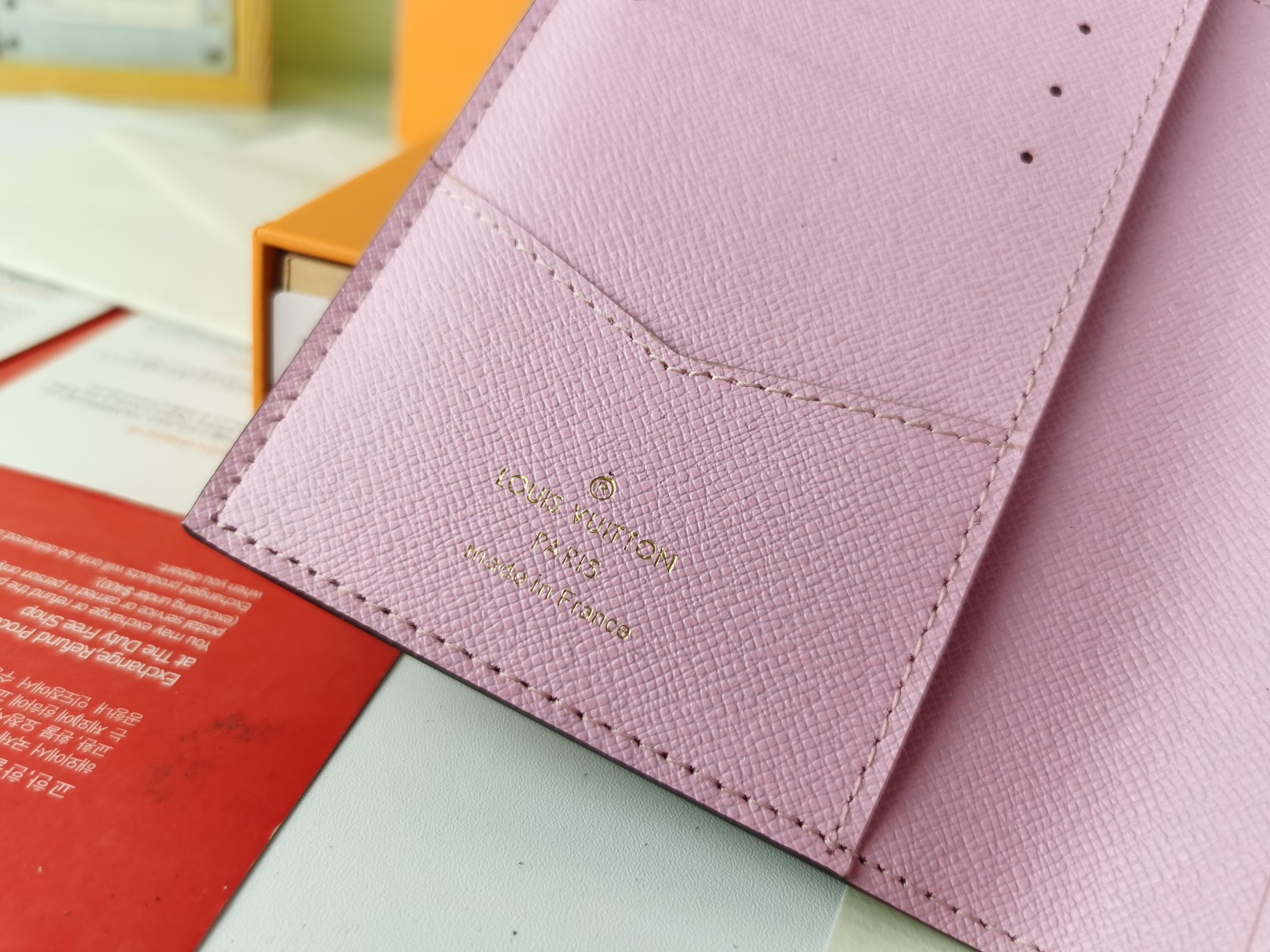 M64502パスポートケース - 高級感溢れる粒纹小牛皮使用