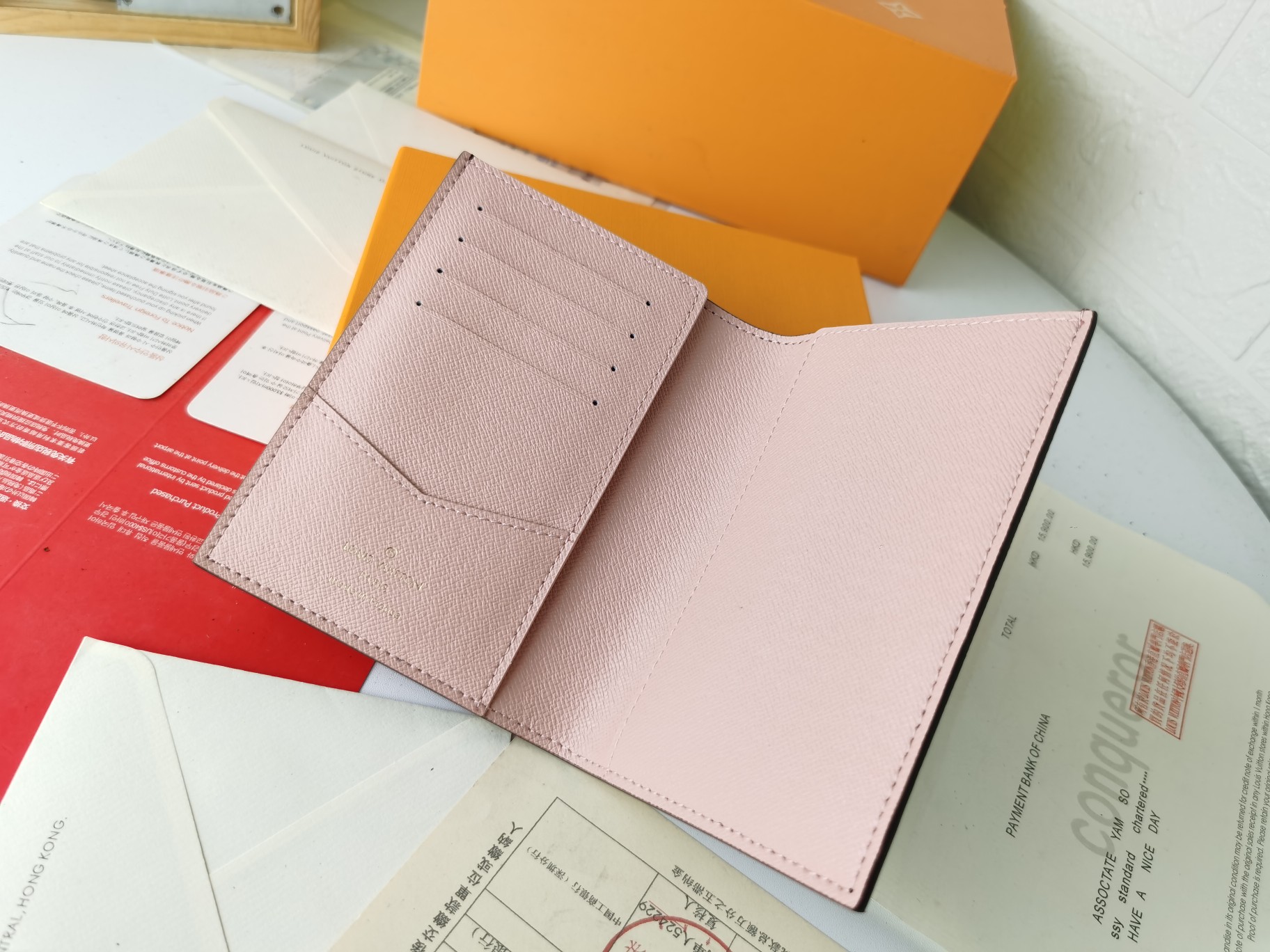 M64502パスポートケース - 高級感あふれる粒纹小牛皮内装