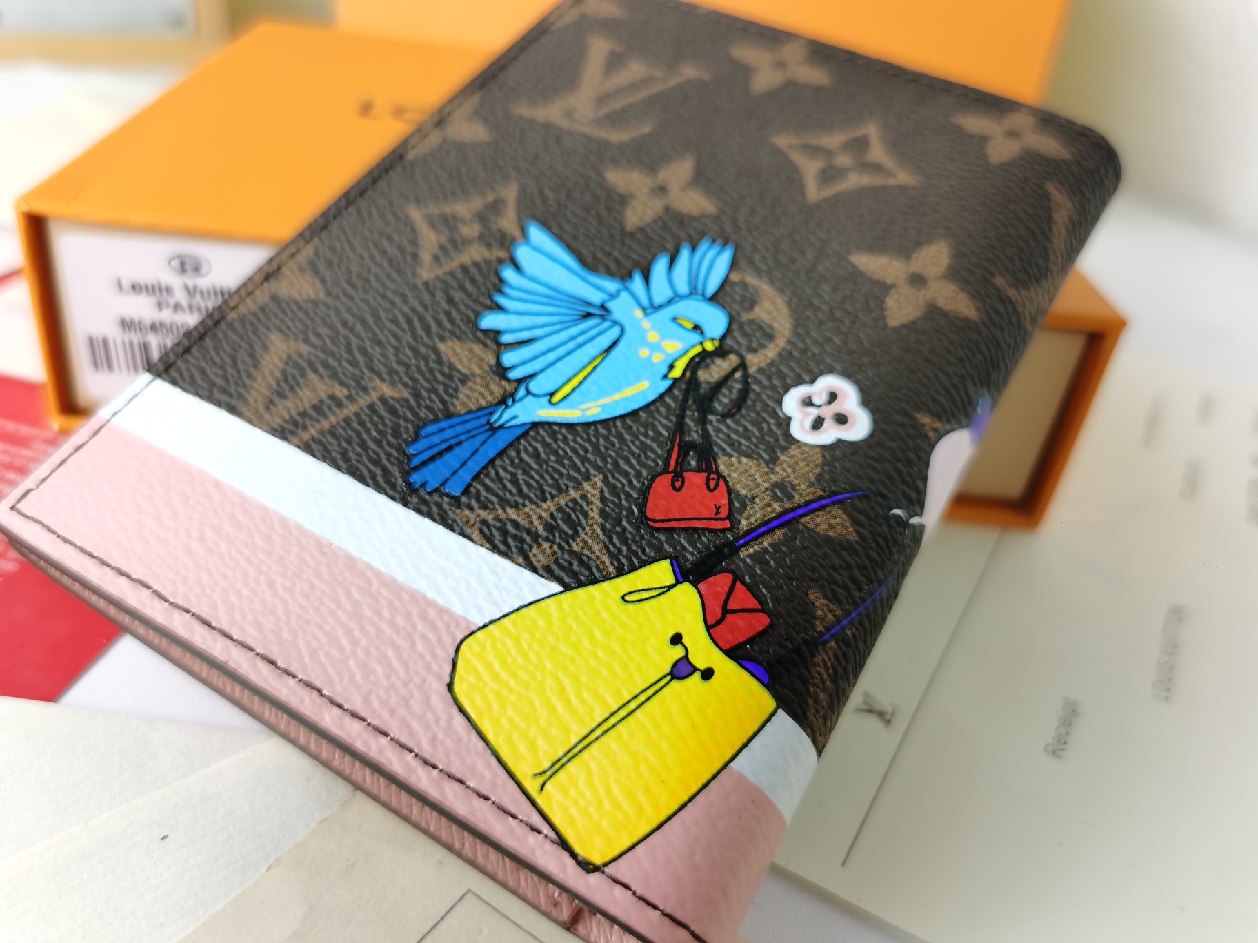 M64502パスポートケース - 高級感あふれる粒纹小牛皮内装