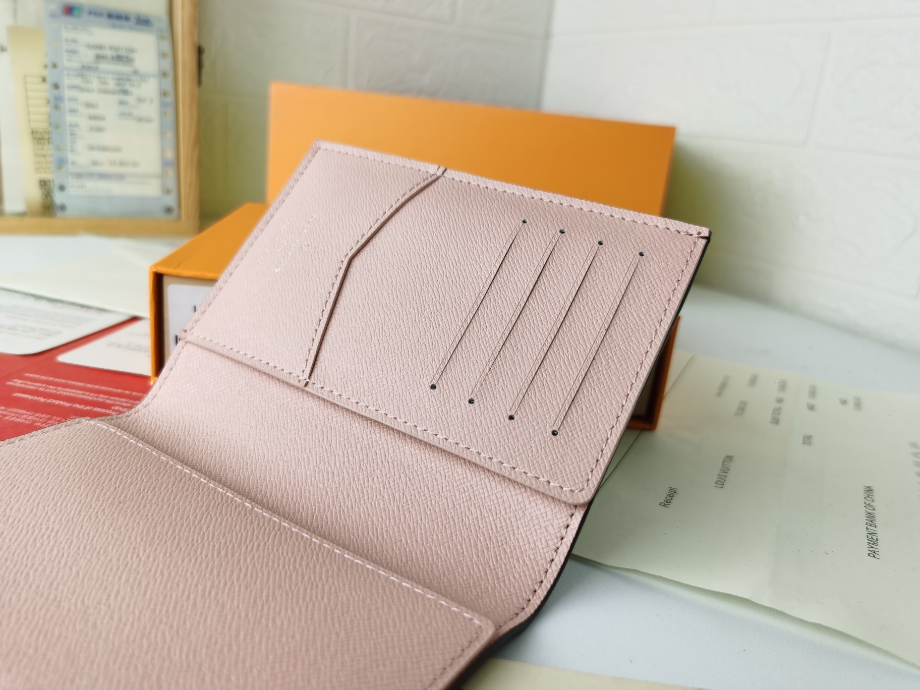 M64502パスポートケース - 高級感あふれる粒纹小牛皮内装