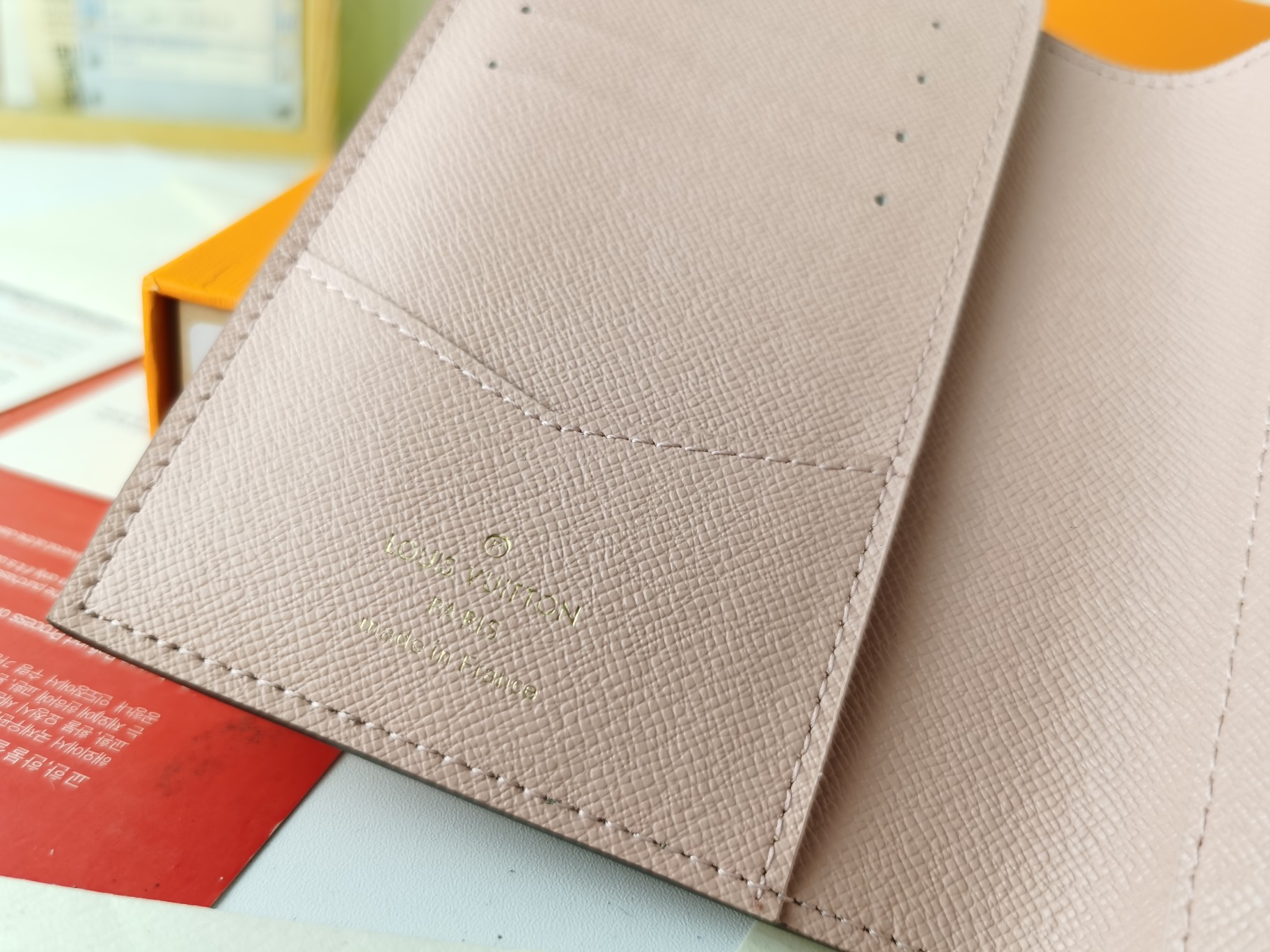 M64502パスポートケース - 高級感あふれる粒纹小牛皮内装