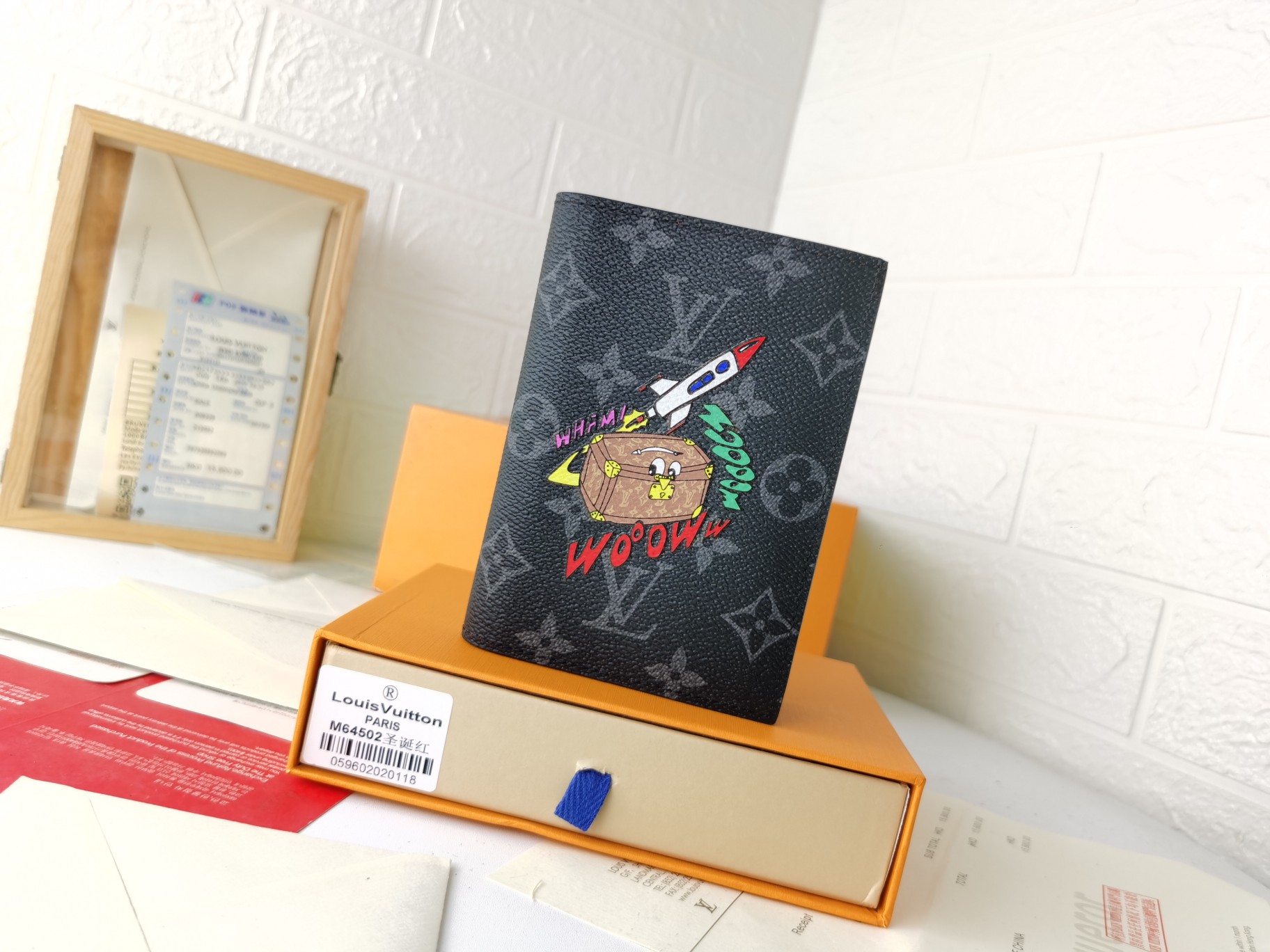 M64502 パスポートケース - 高級感あふれる粒纹小牛皮使用