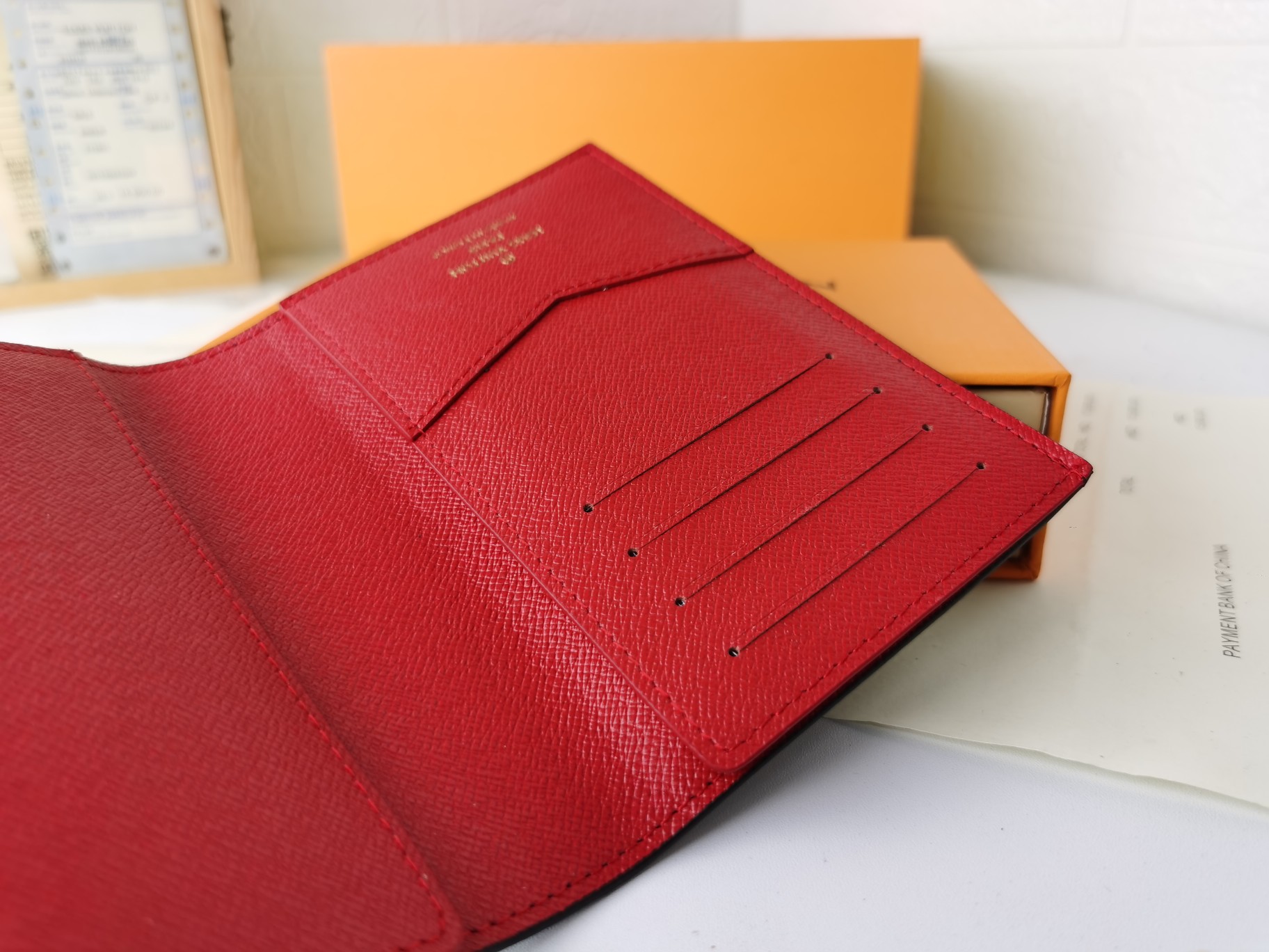 M64502 パスポートケース - 高級感あふれる粒纹小牛皮使用
