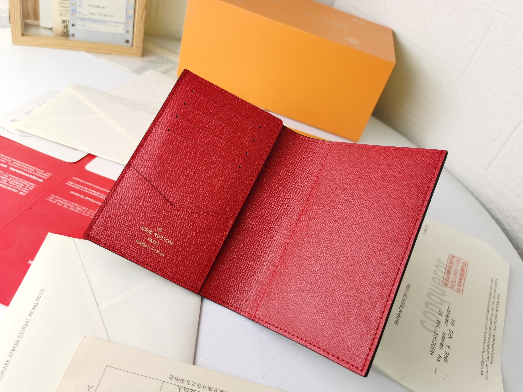 M64502 パスポートケース - 高級感あふれる粒纹小牛皮使用