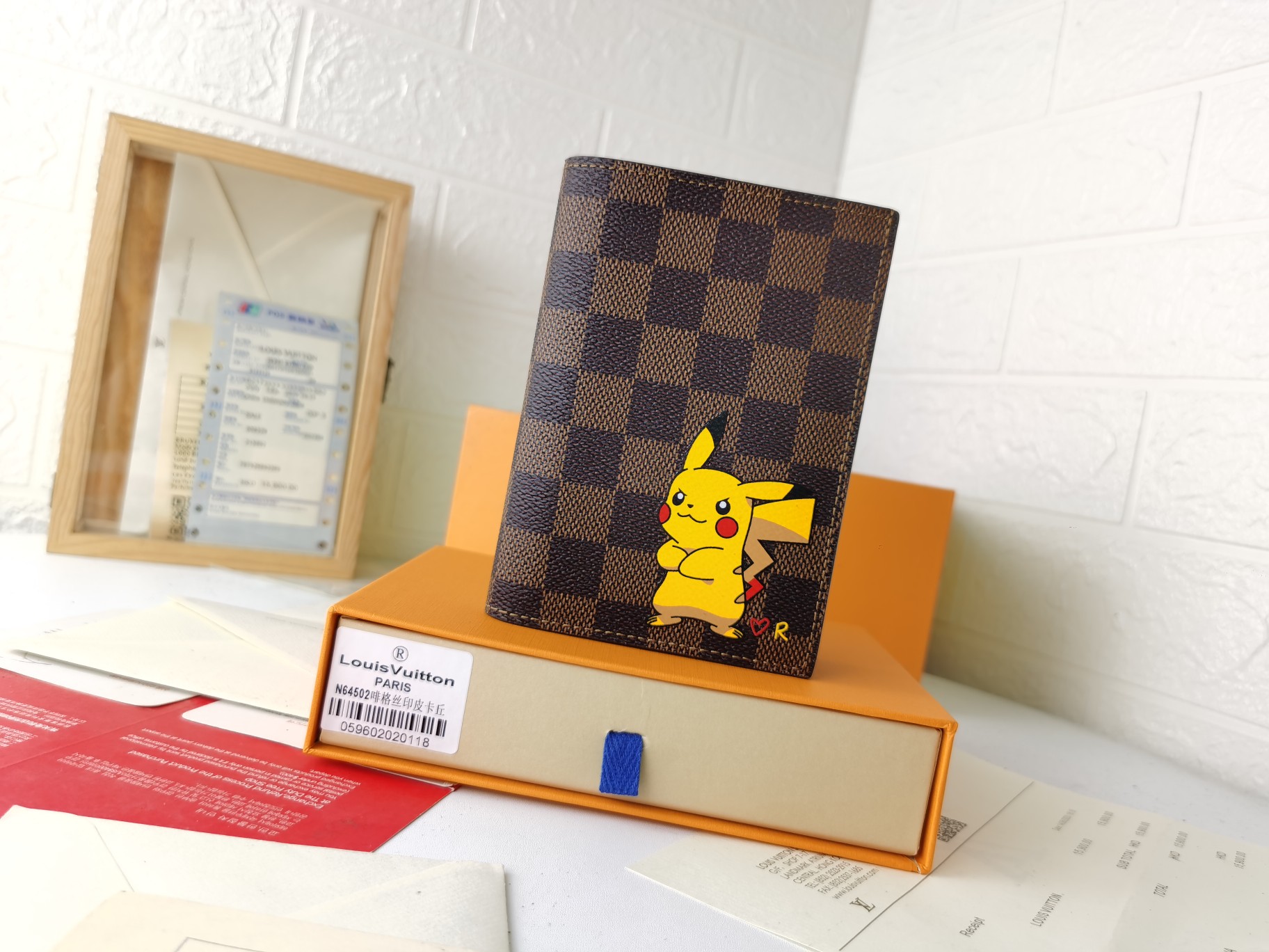 M64502 パスポートケース - 高級感あふれる粒纹小牛皮内装