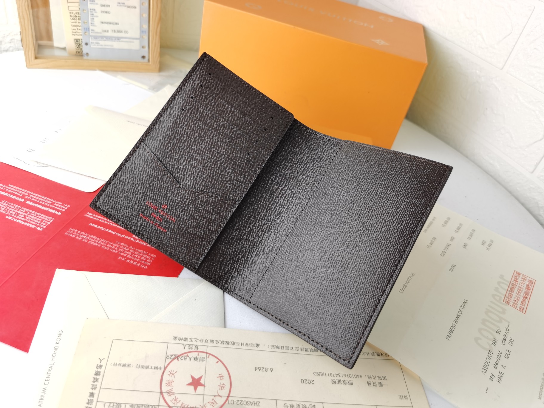 M64502 パスポートケース - 高級感あふれる粒纹小牛皮内装