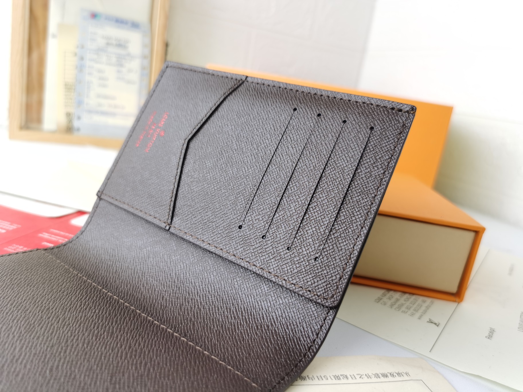 M64502 パスポートケース - 高級感あふれる粒纹小牛皮内装