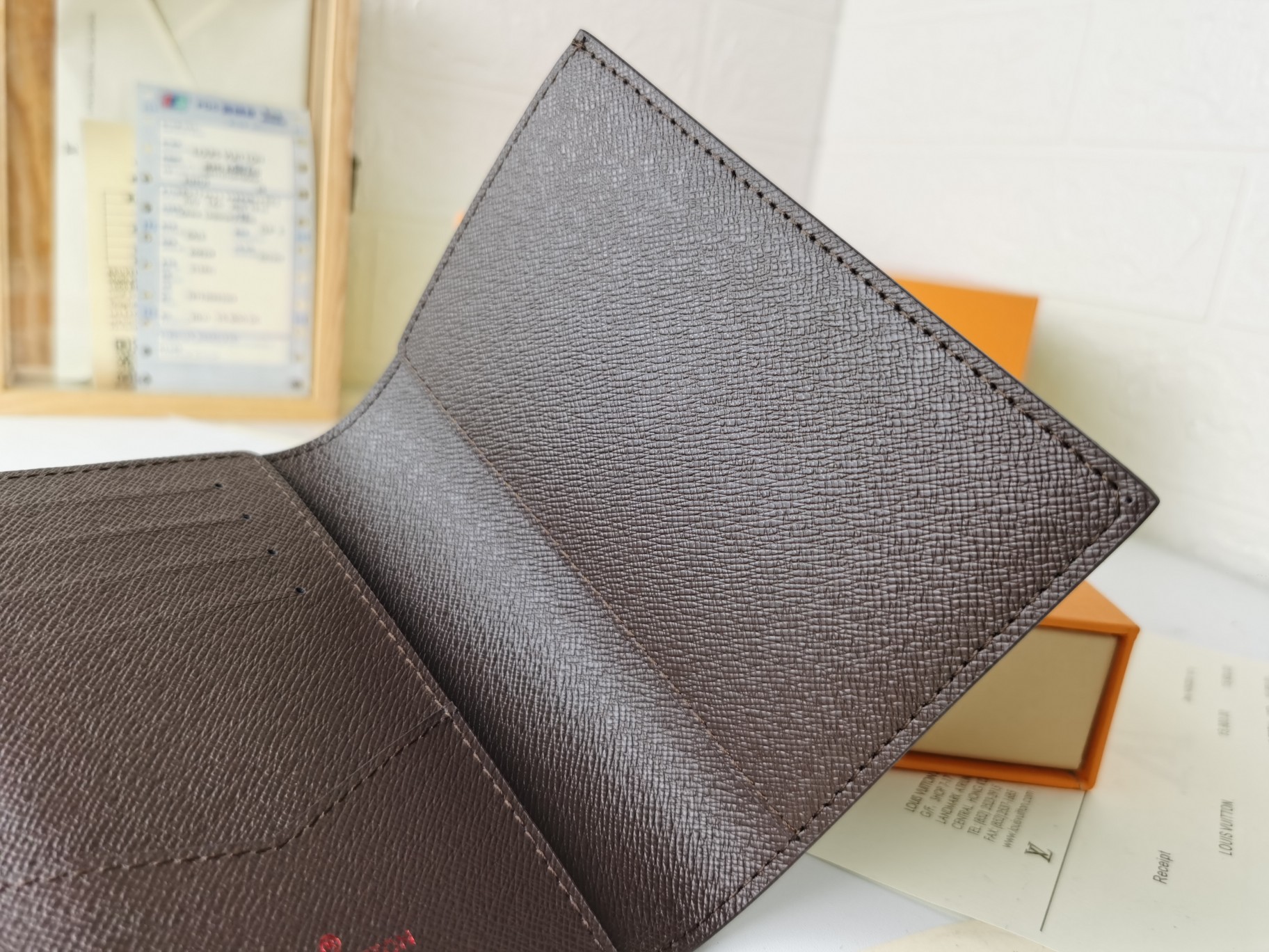 M64502 パスポートケース - 高級感あふれる粒纹小牛皮内装