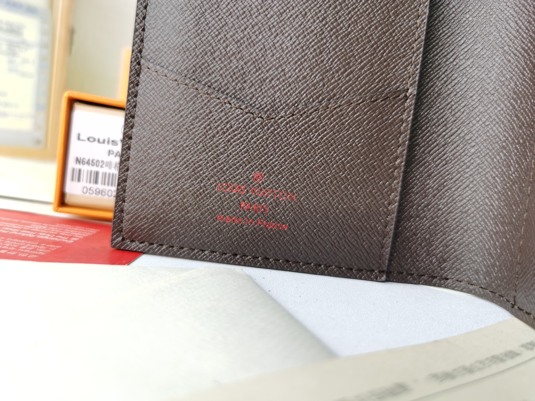 M64502 パスポートケース - 高級感あふれる粒纹小牛皮内装