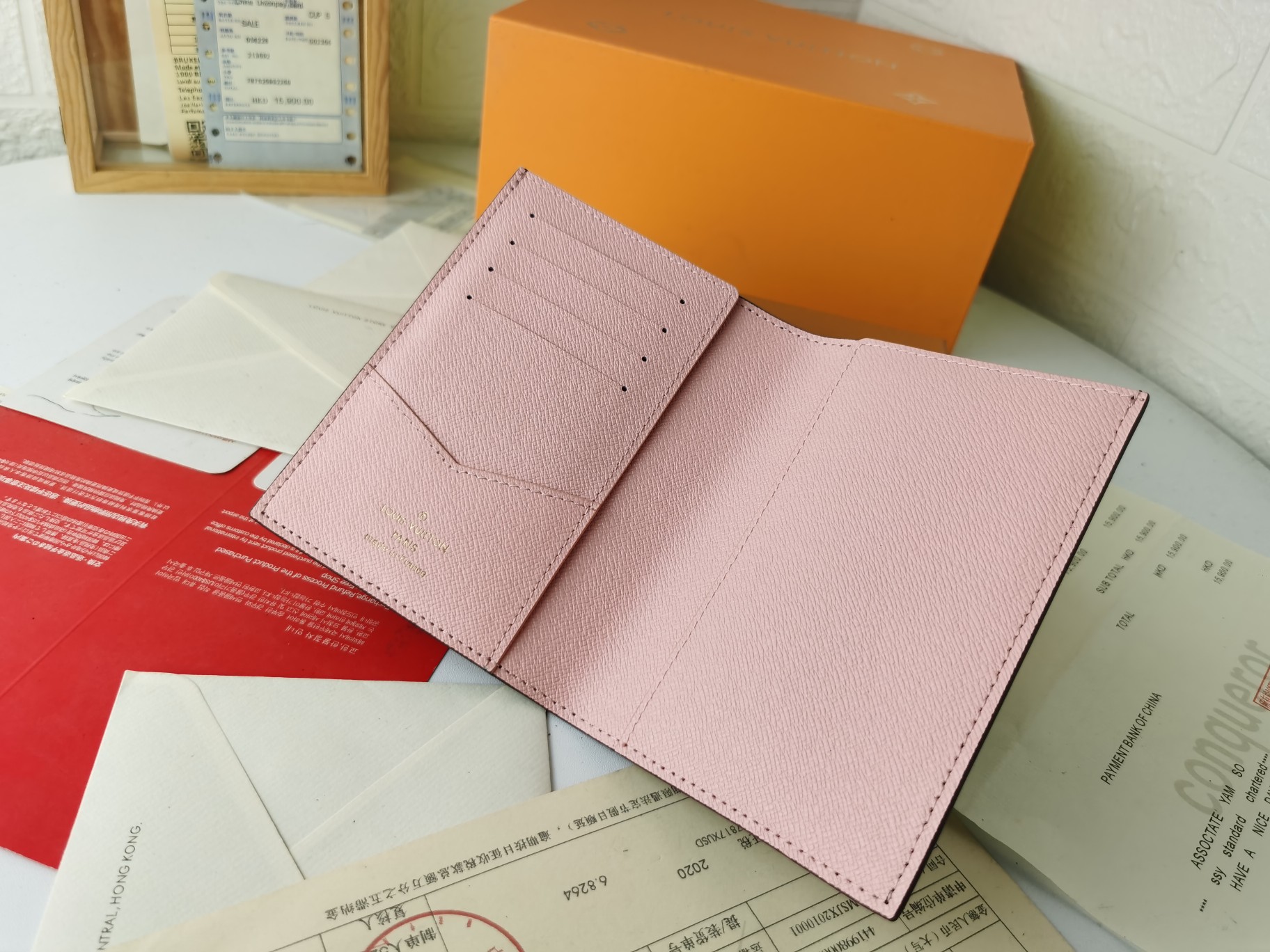 M64502 パスポートケース - 高級感溢れる粒纹小牛皮内衬