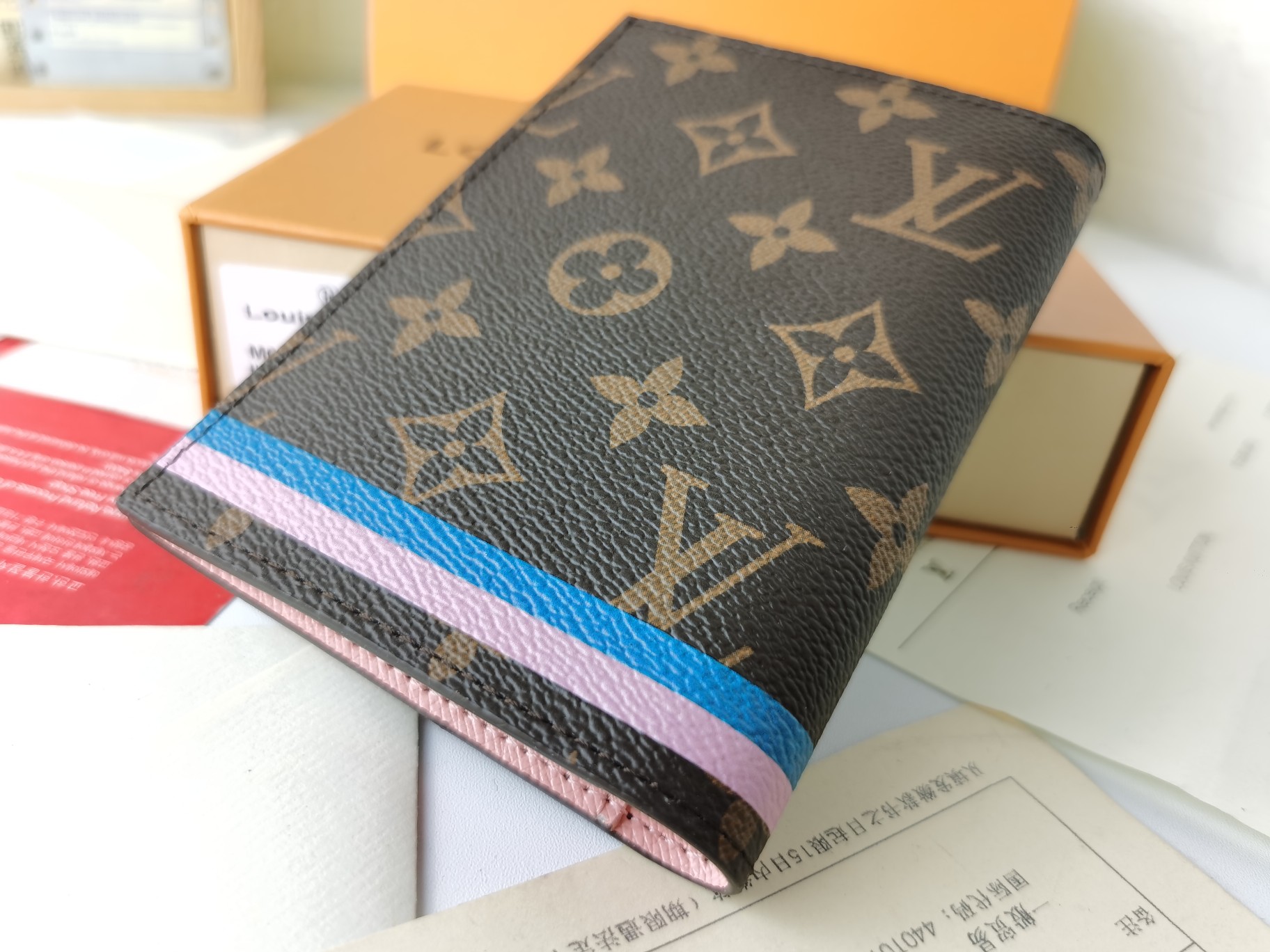 M64502 パスポートケース - 高級感溢れる粒纹小牛皮内衬