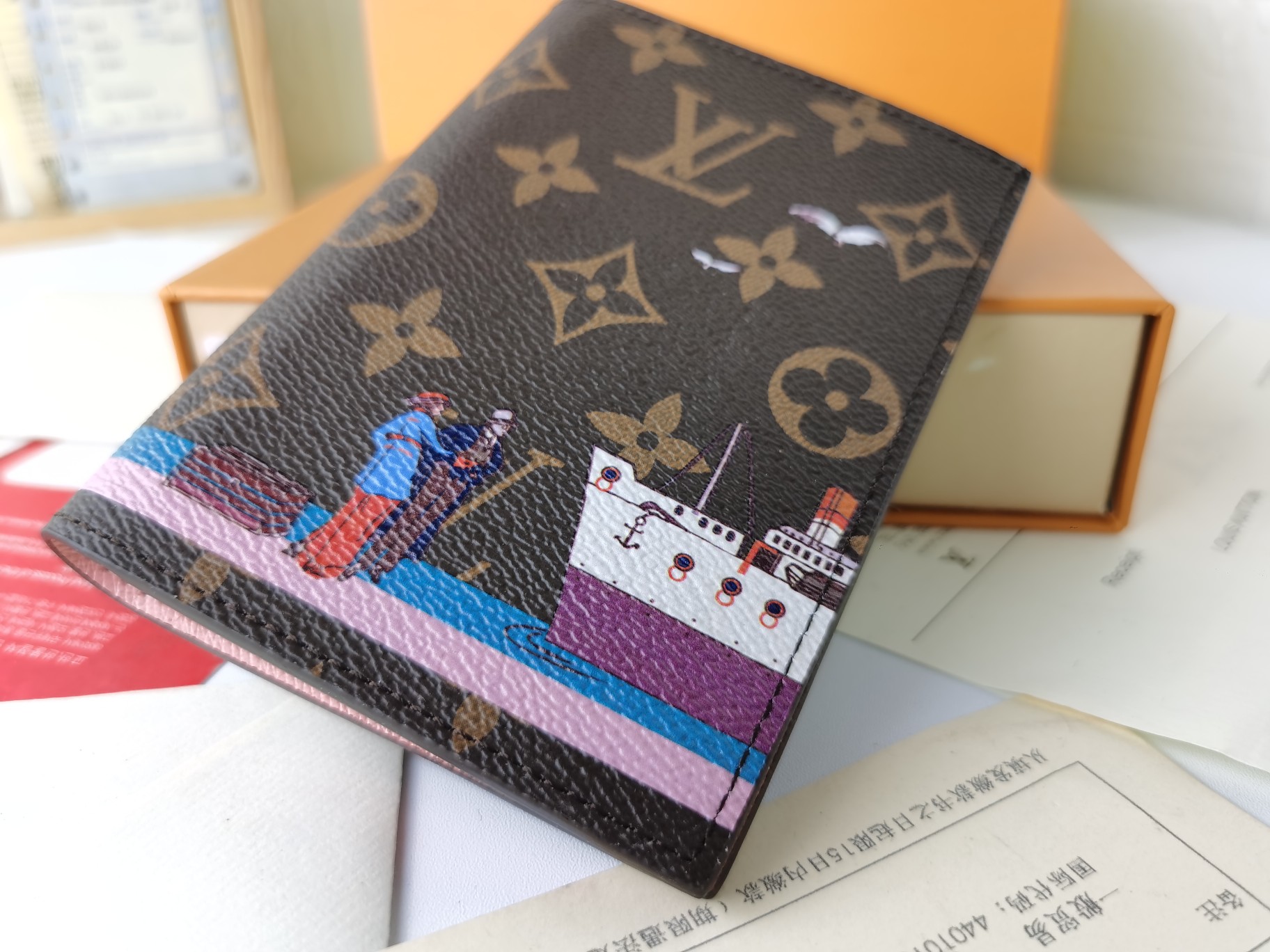 M64502 パスポートケース - 高級感溢れる粒纹小牛皮内衬