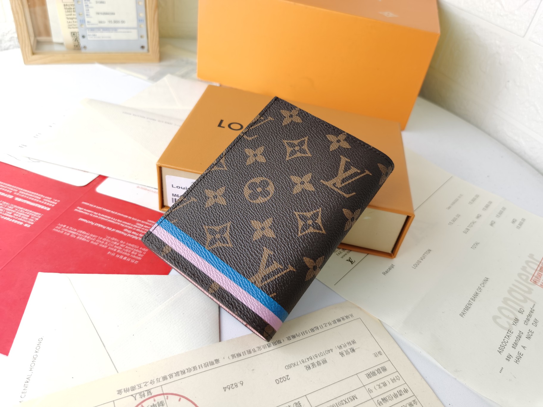 M64502 パスポートケース - 高級感溢れる粒纹小牛皮内衬