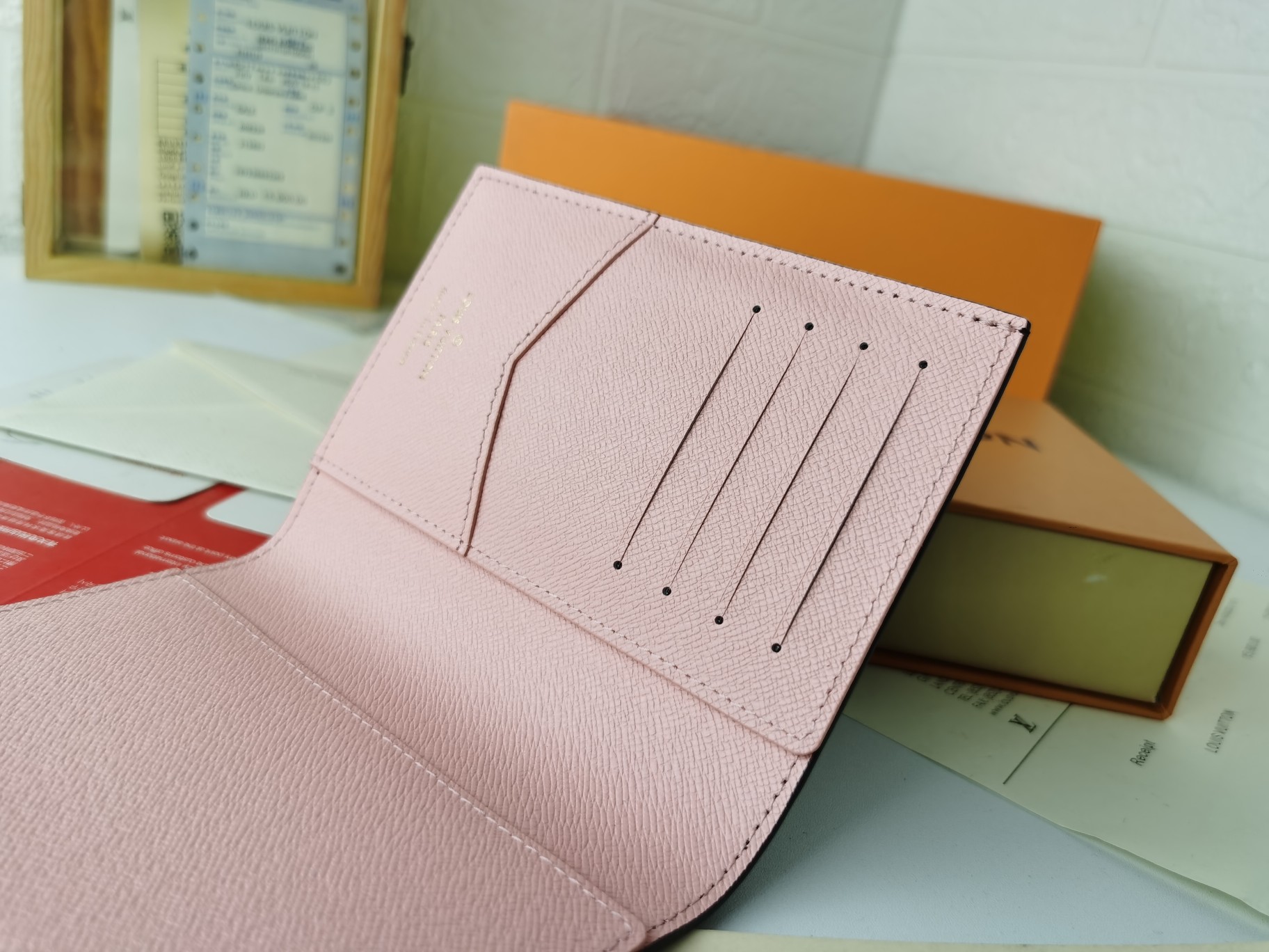 M64502 パスポートケース - 高級感溢れる粒纹小牛皮内衬