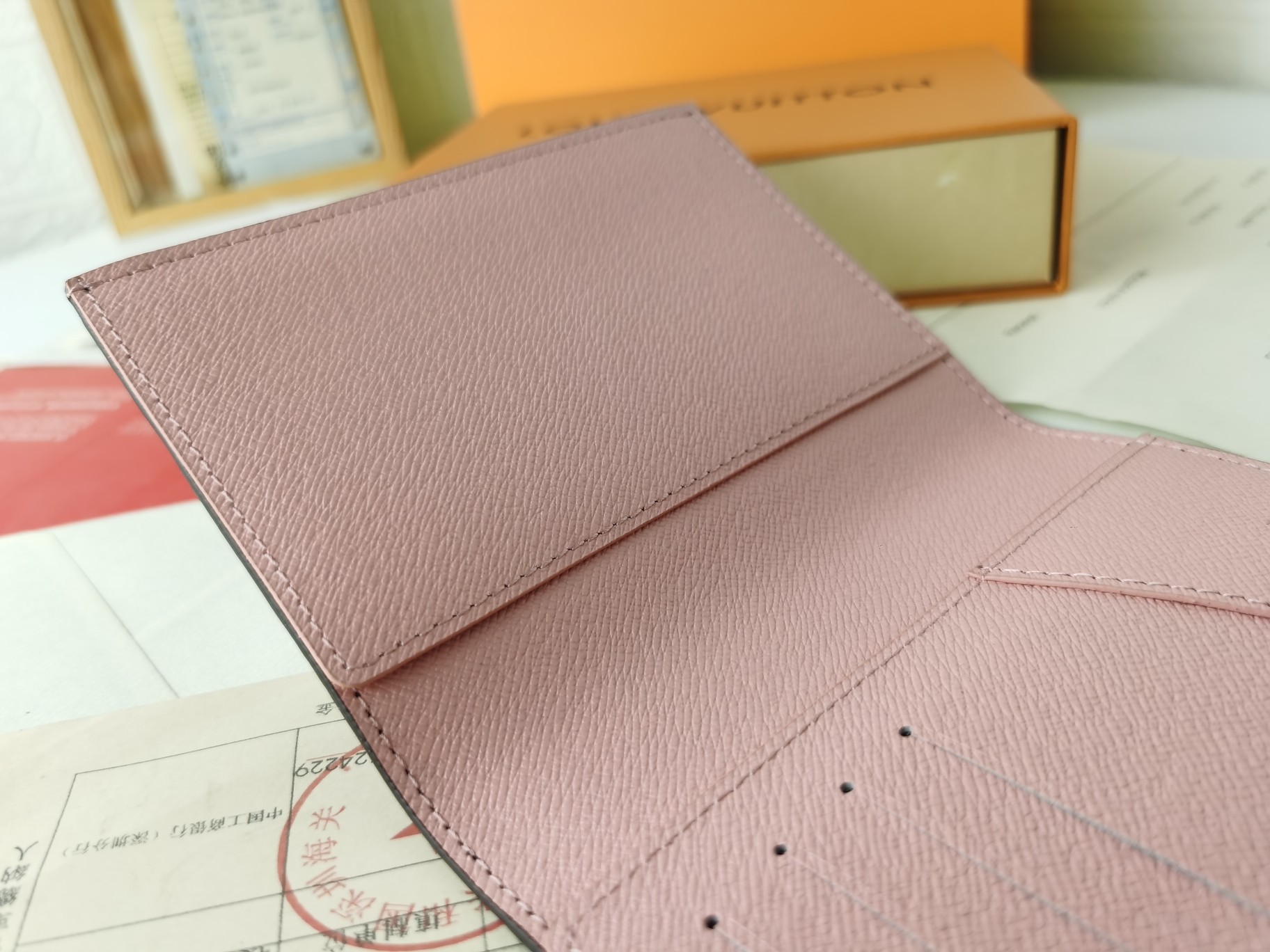 M64502 パスポートケース - 高級感溢れる粒纹小牛皮内衬