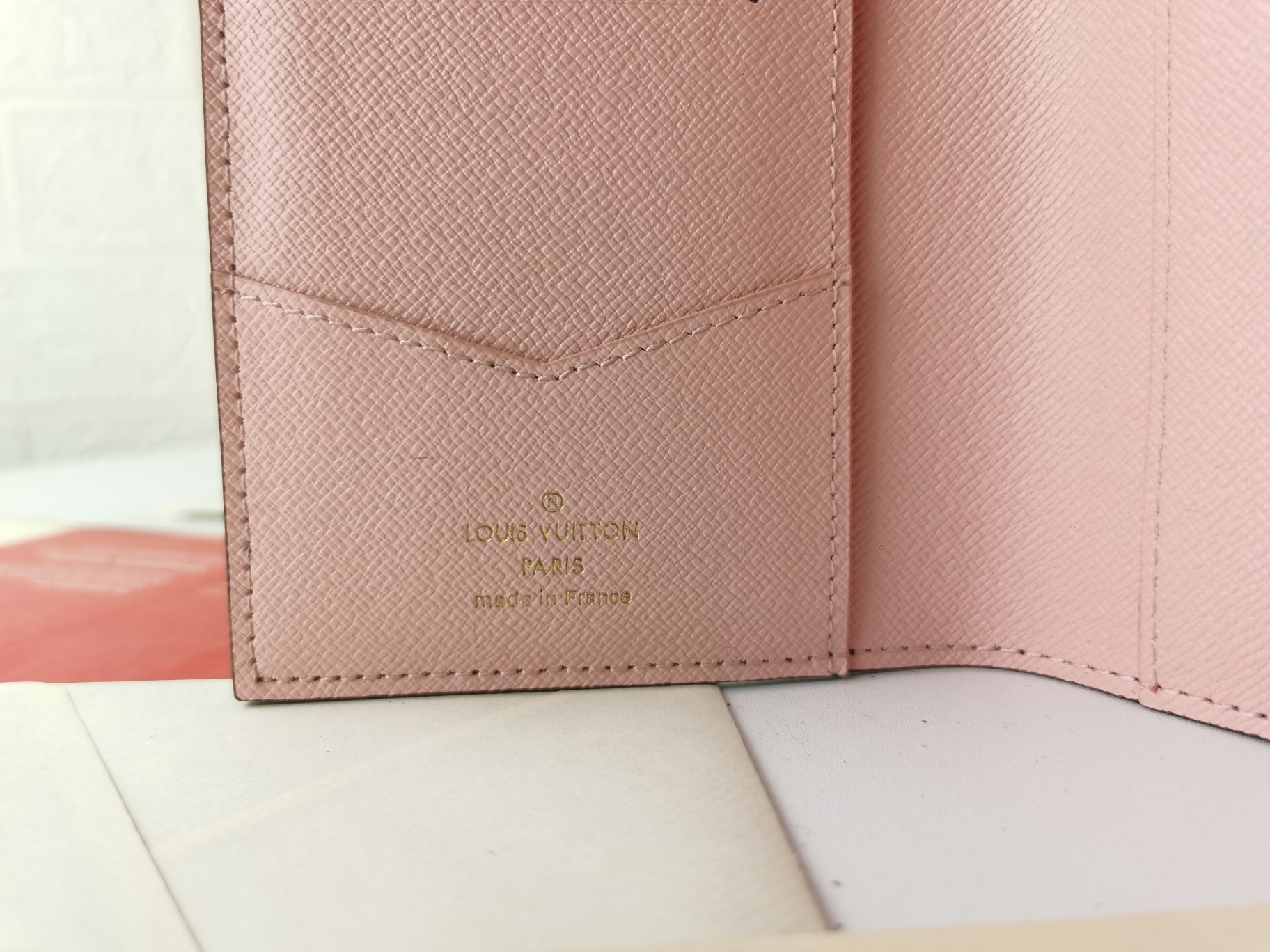 M64502 パスポートケース - 高級感溢れる粒纹小牛皮内衬