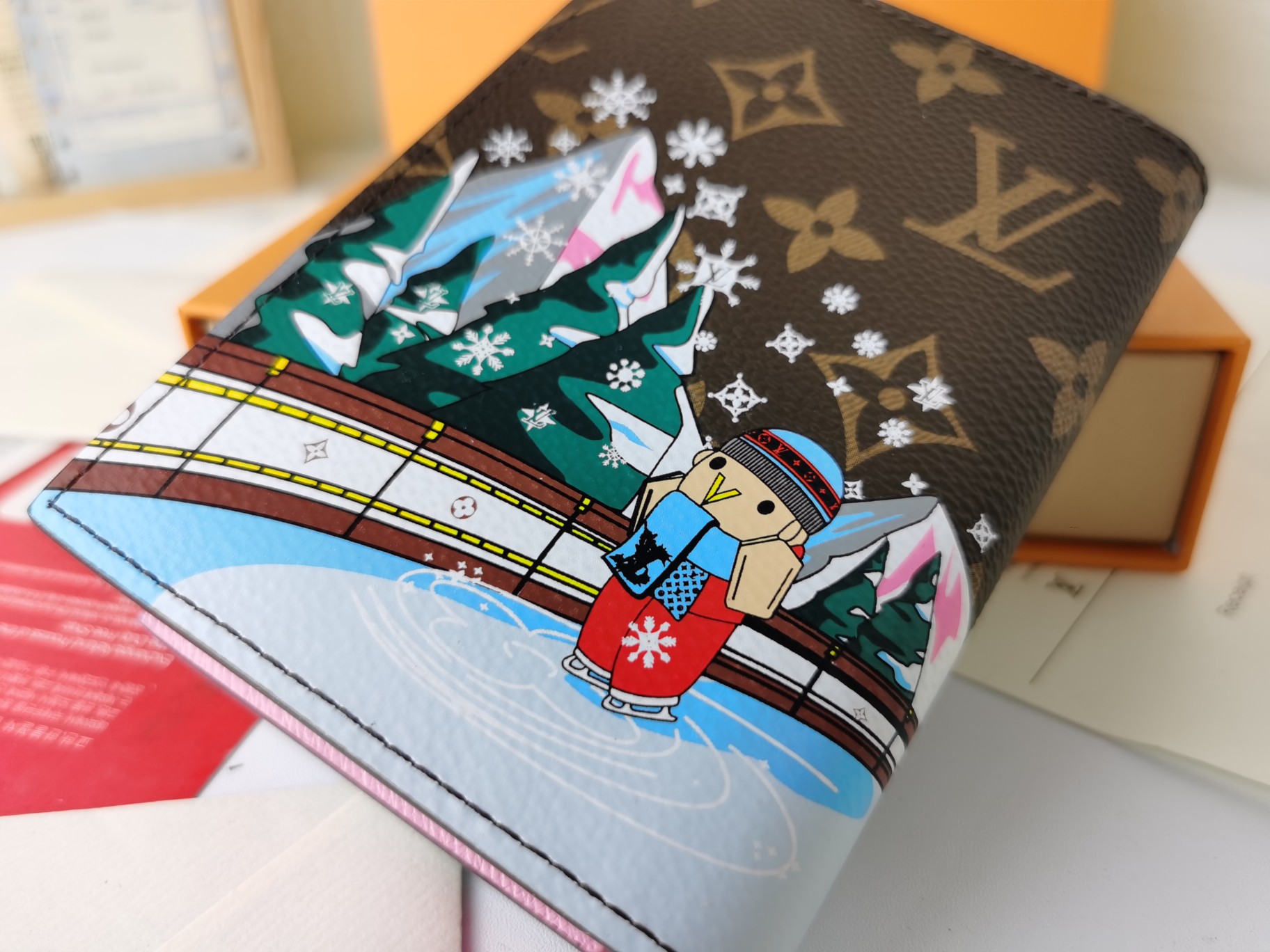 M64502 パスポートケース - ラグジュアリーな粒纹小牛皮内装