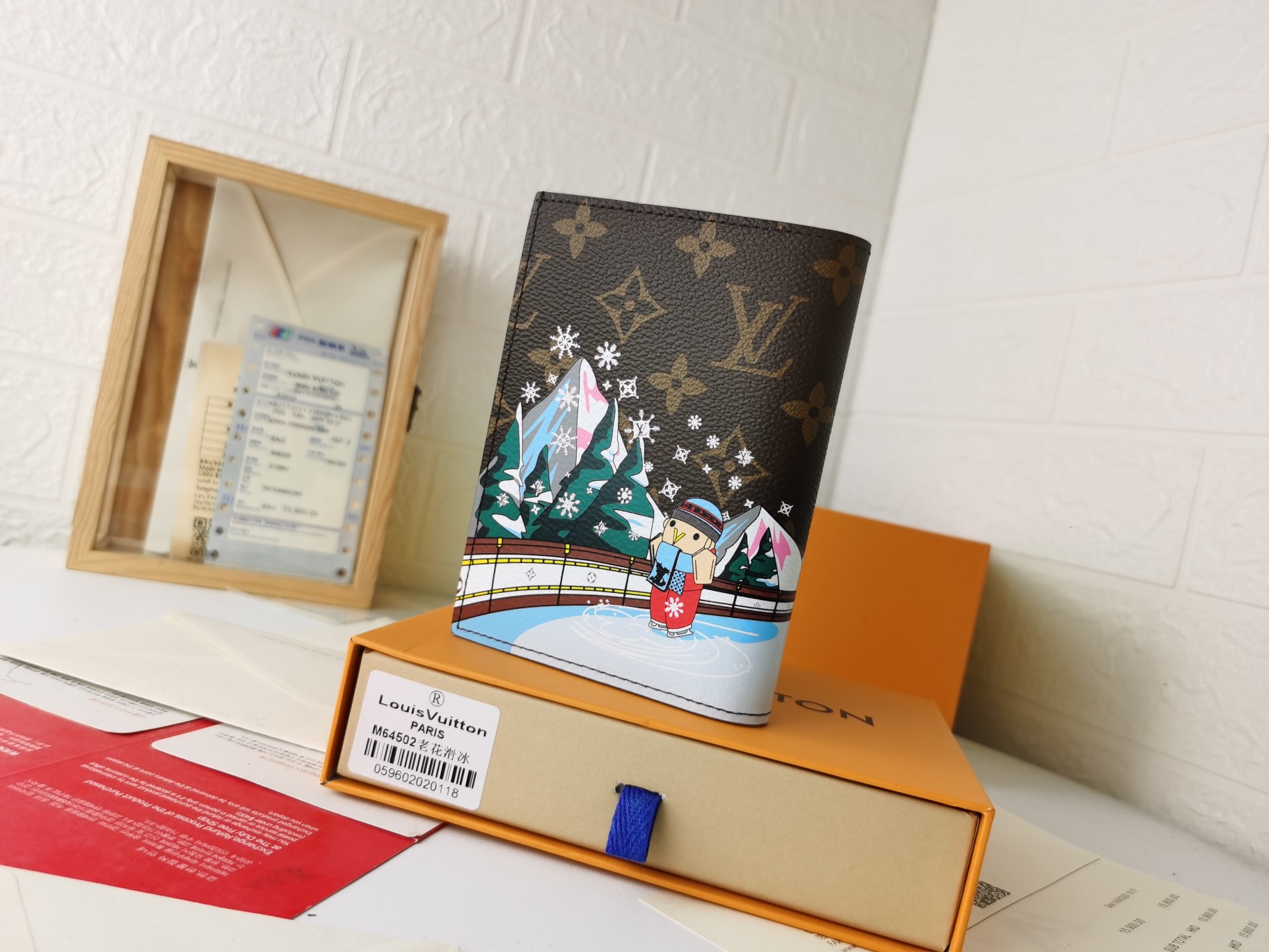 M64502 パスポートケース - ラグジュアリーな粒纹小牛皮内装