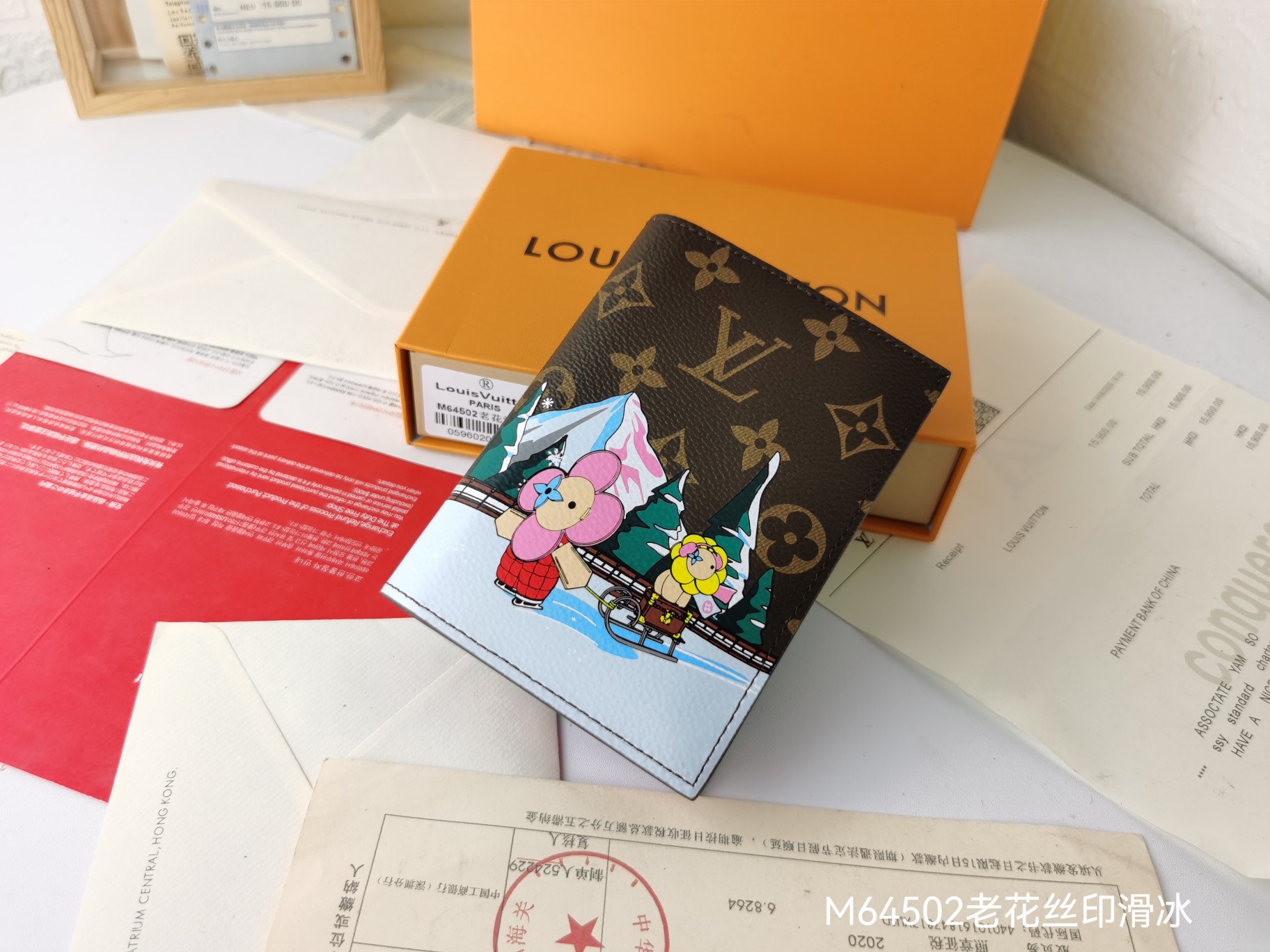 M64502 パスポートケース - ラグジュアリーな粒纹小牛皮内装