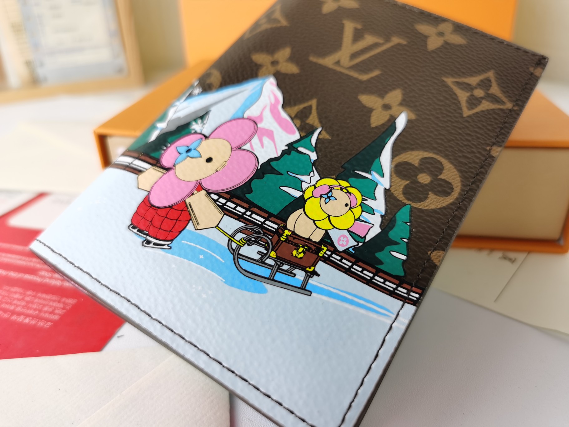 M64502 パスポートケース - ラグジュアリーな粒纹小牛皮内装