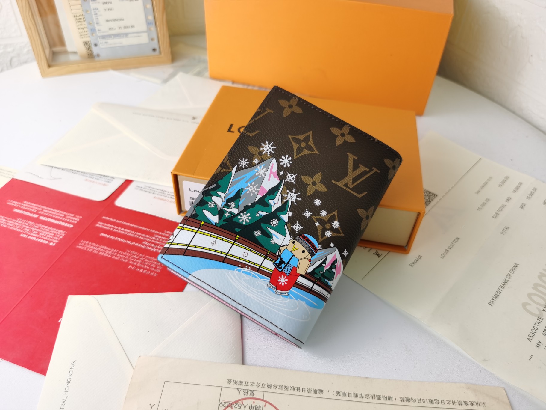 M64502 パスポートケース - ラグジュアリーな粒纹小牛皮内装