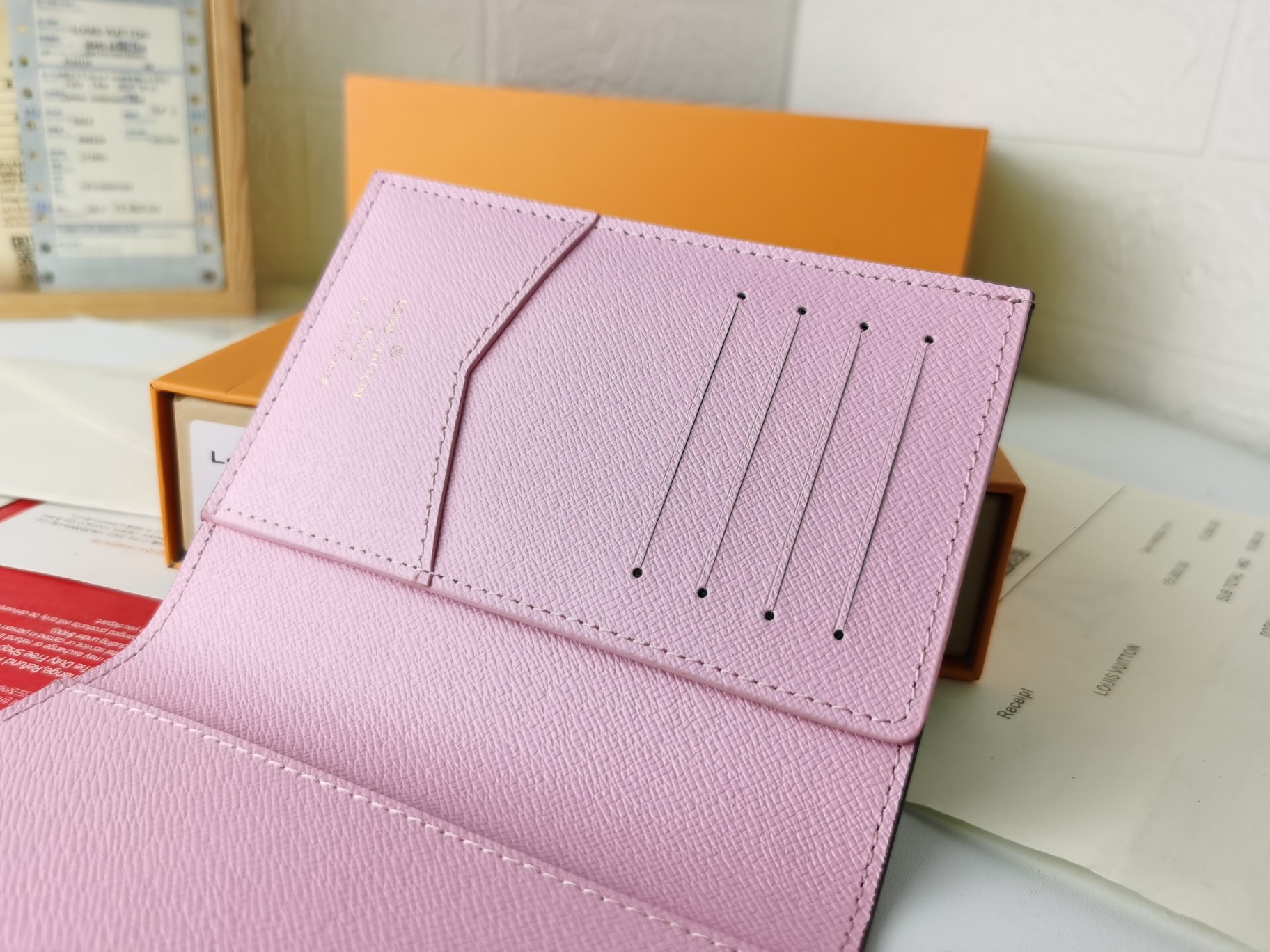 M64502 パスポートケース - ラグジュアリーな粒纹小牛皮内装