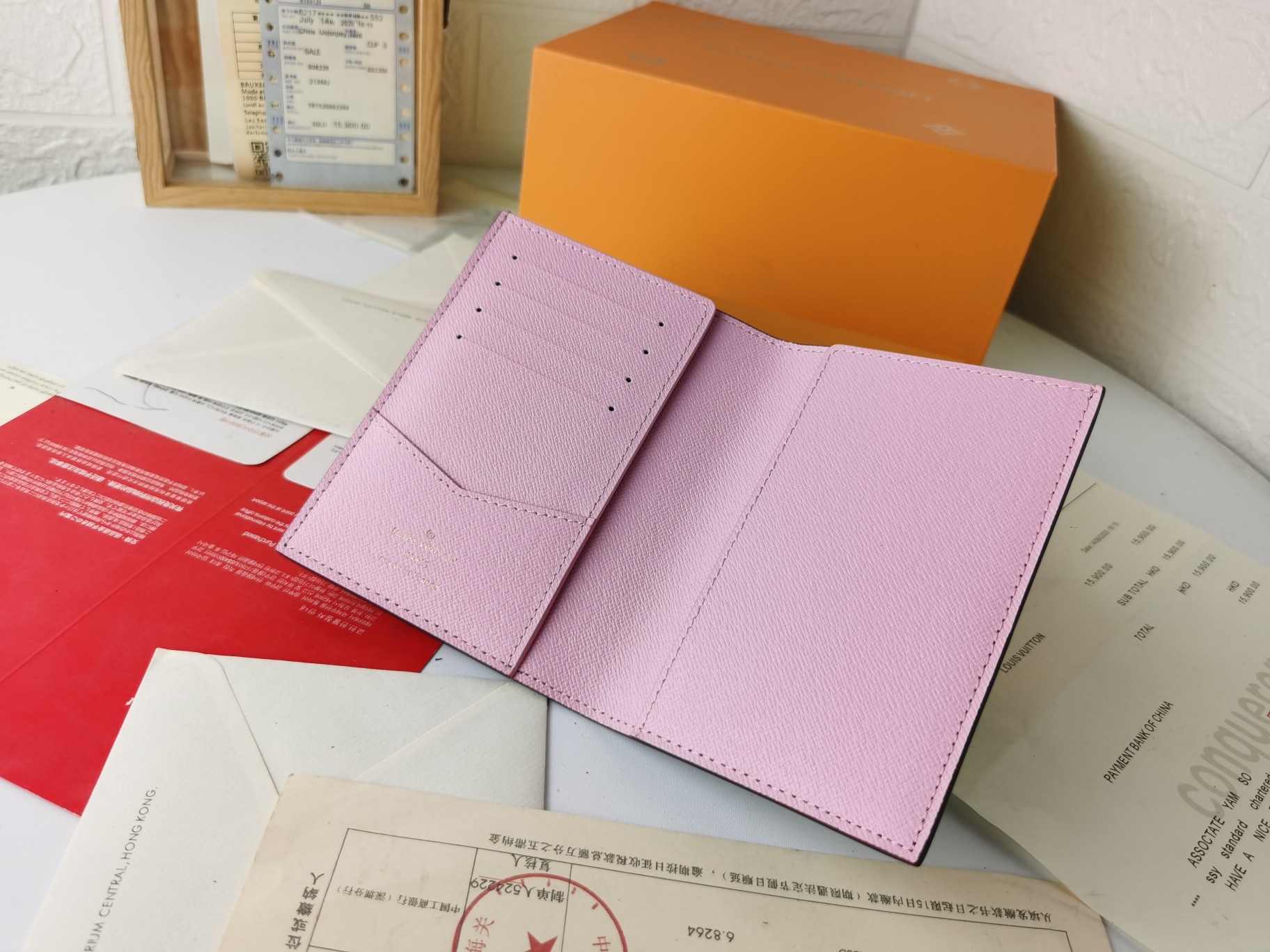 M64502 パスポートケース - ラグジュアリーな粒纹小牛皮内装