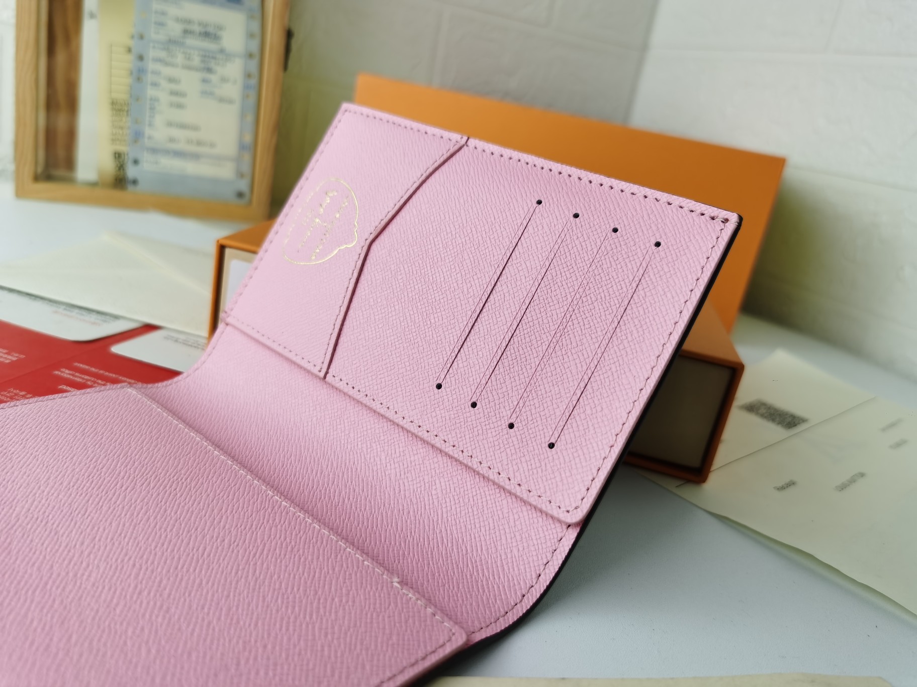 M64502パスポートケース|高級粒纹小牛皮の旅行アクセサリー