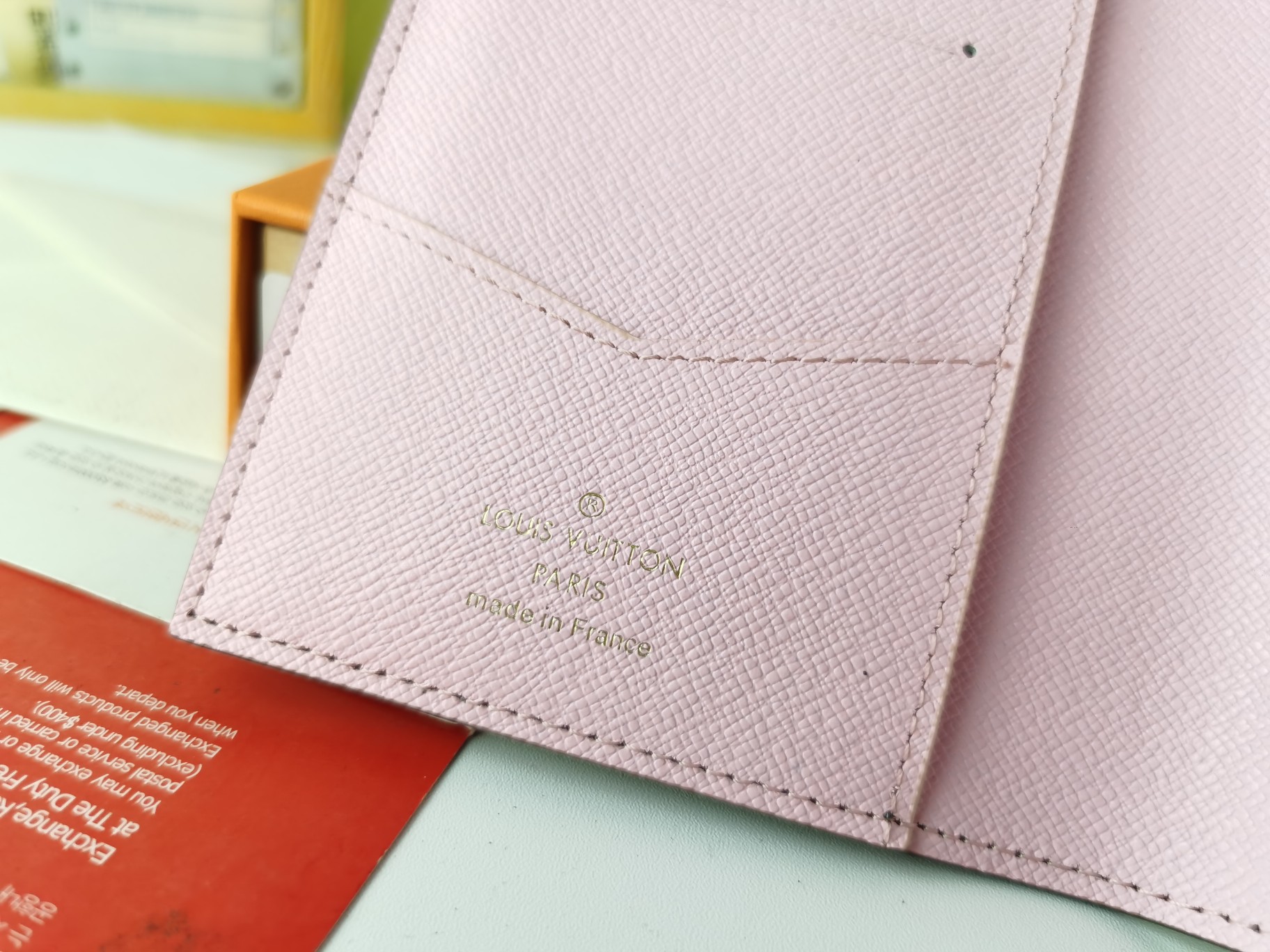 M64502パスポートケース - 高級感あふれる粒纹小牛皮製