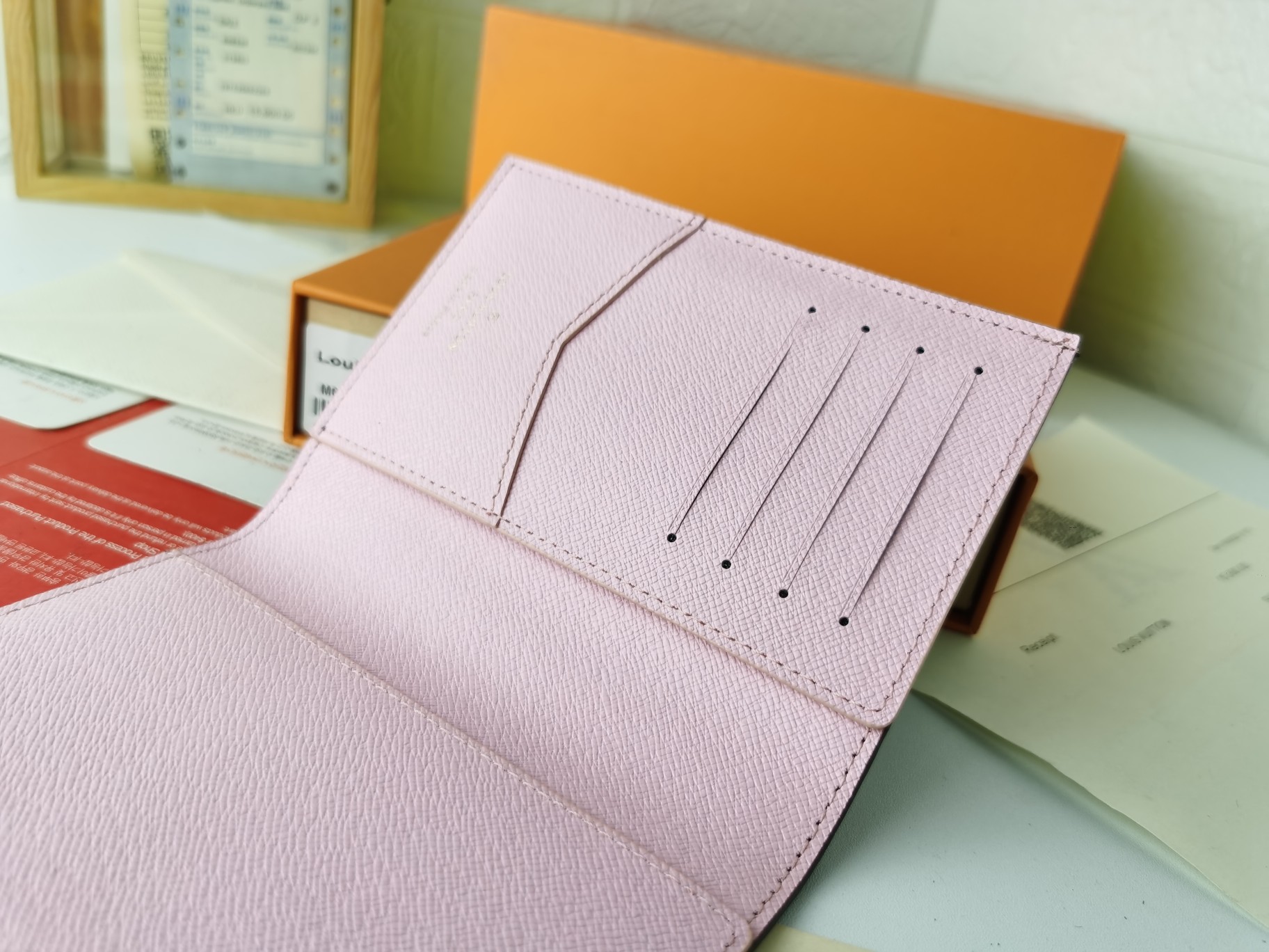 M64502パスポートケース - 高級感あふれる粒纹小牛皮製