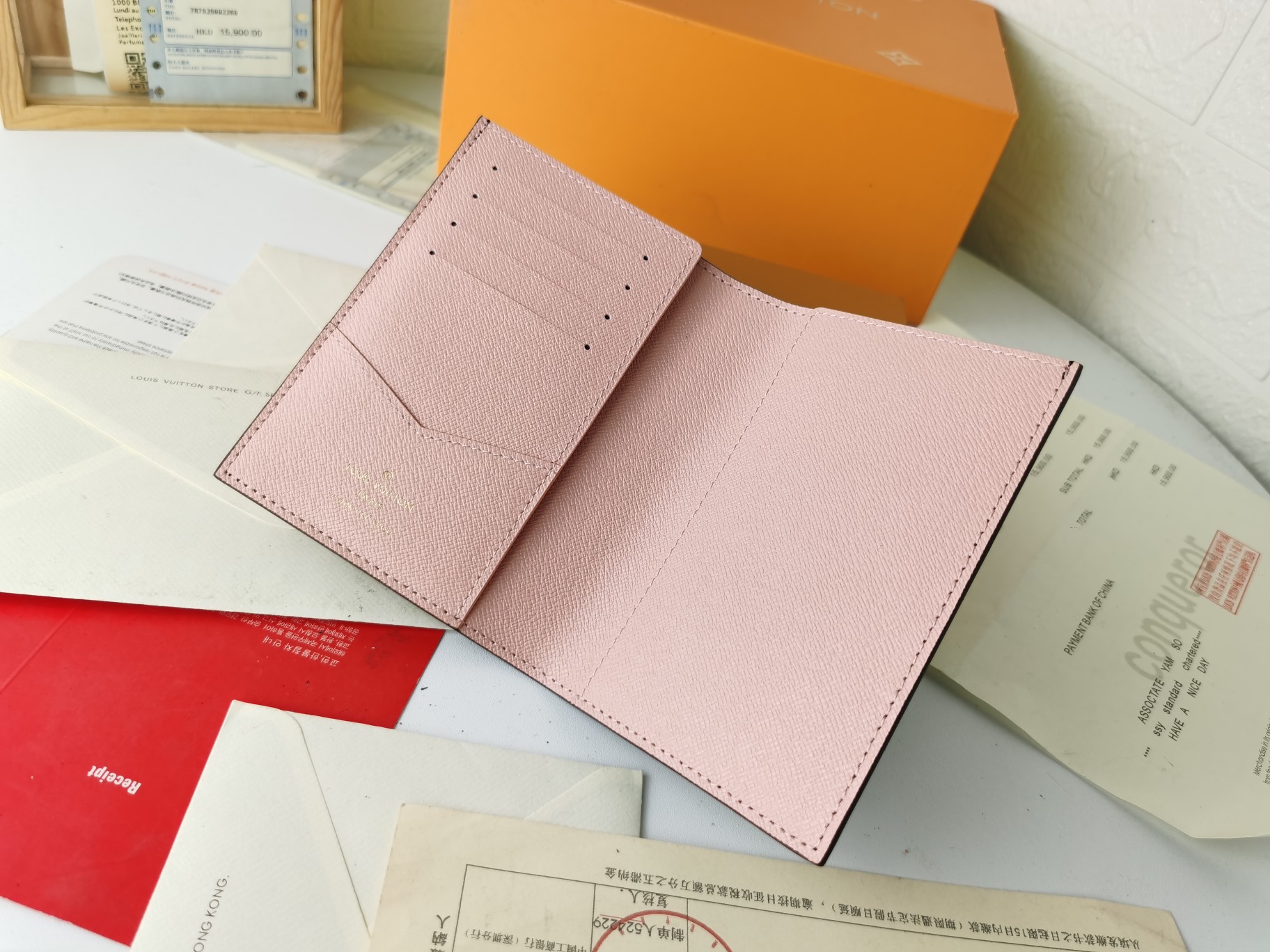 M64502 パスポートケース - ラグジュアリーな牛革内装と多機能デザイン