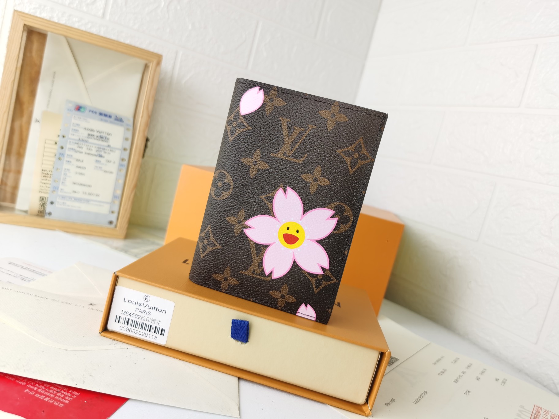 M64502 パスポートケース - ラグジュアリーな牛革内装と多機能デザイン