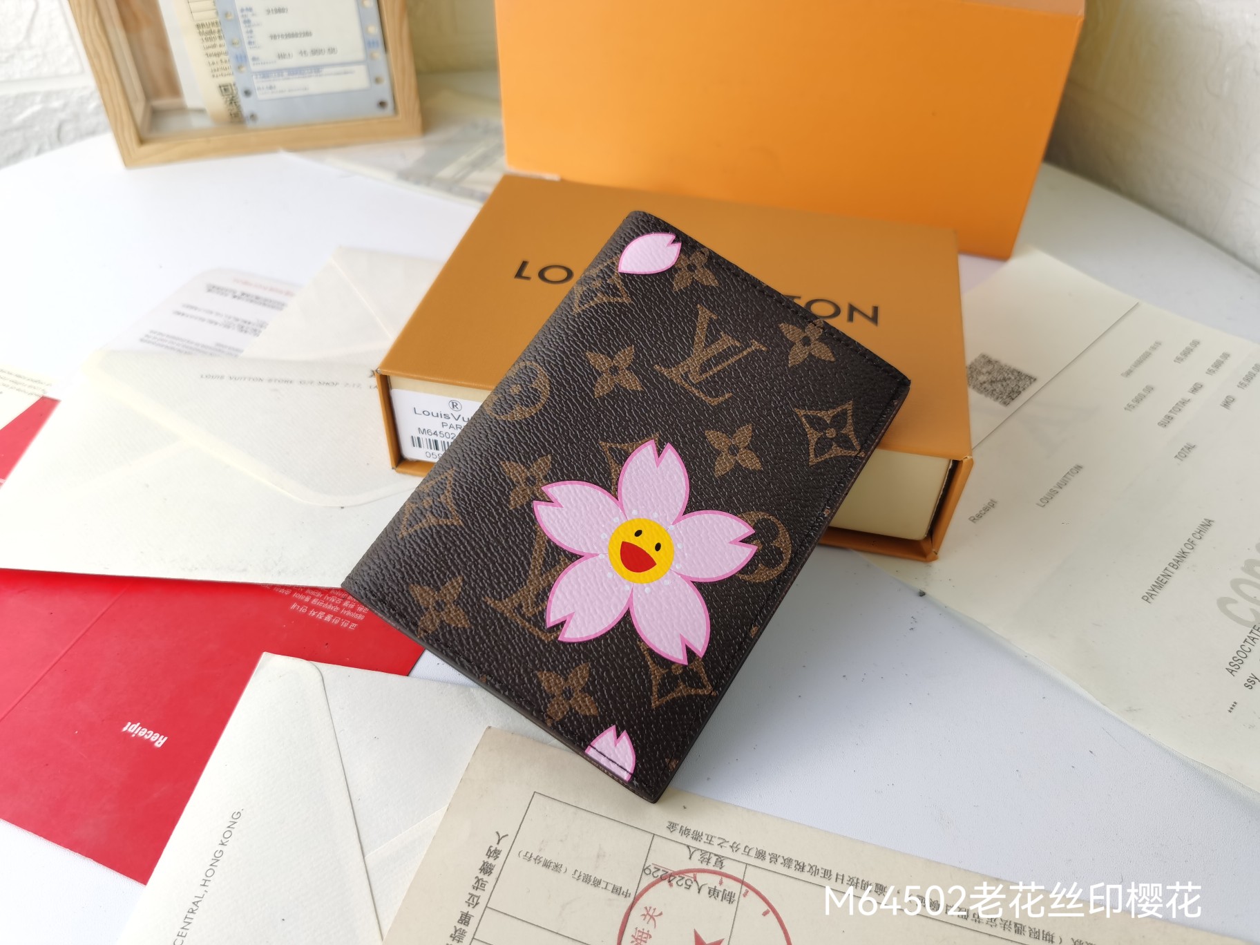 M64502 パスポートケース - ラグジュアリーな牛革内装と多機能デザイン