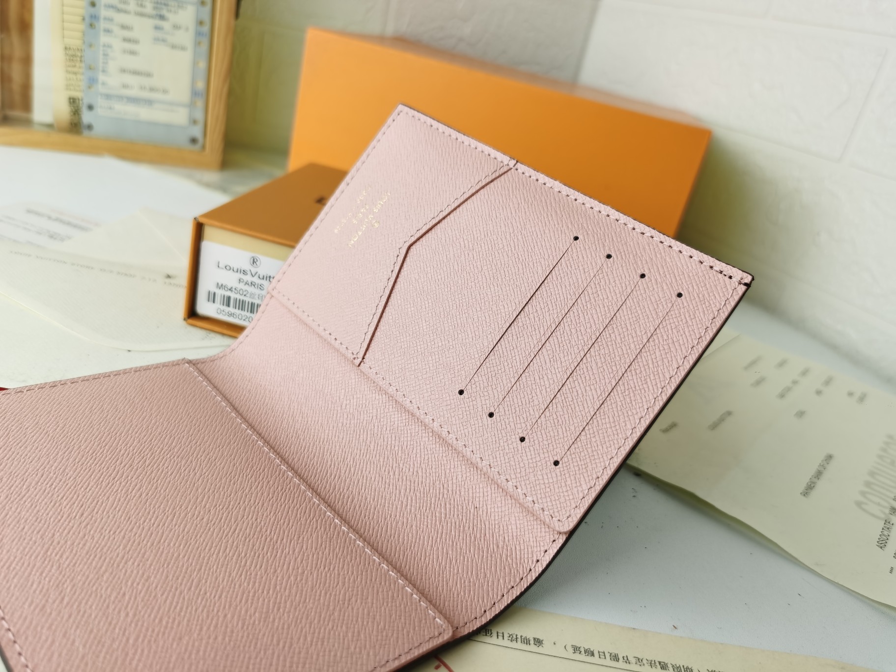 M64502 パスポートケース - ラグジュアリーな牛革内装と多機能デザイン