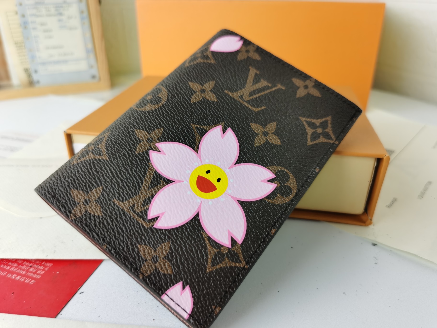 M64502 パスポートケース - ラグジュアリーな牛革内装と多機能デザイン