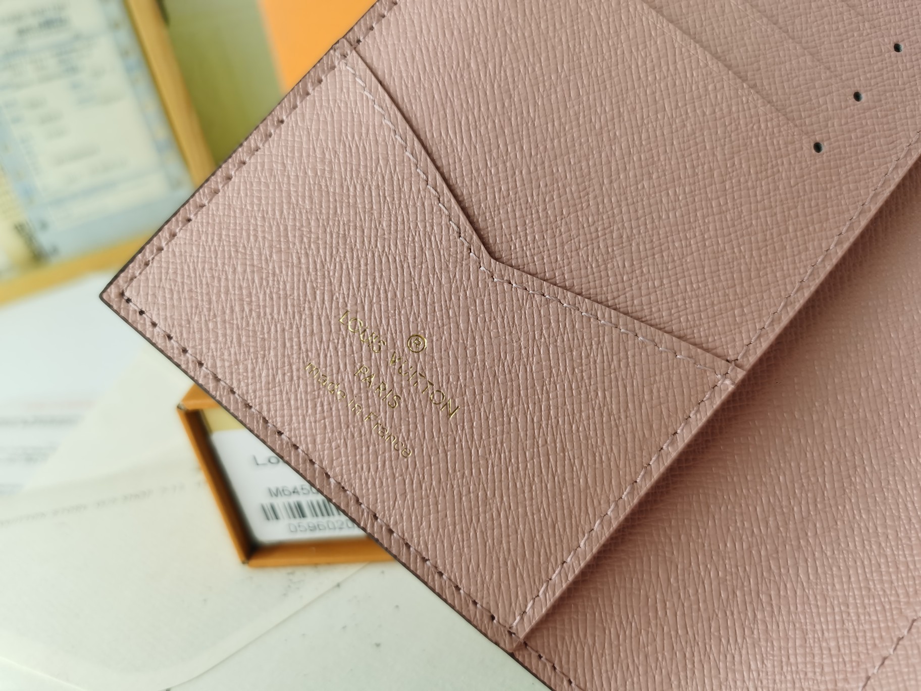 M64502 パスポートケース - ラグジュアリーな牛革内装と多機能デザイン