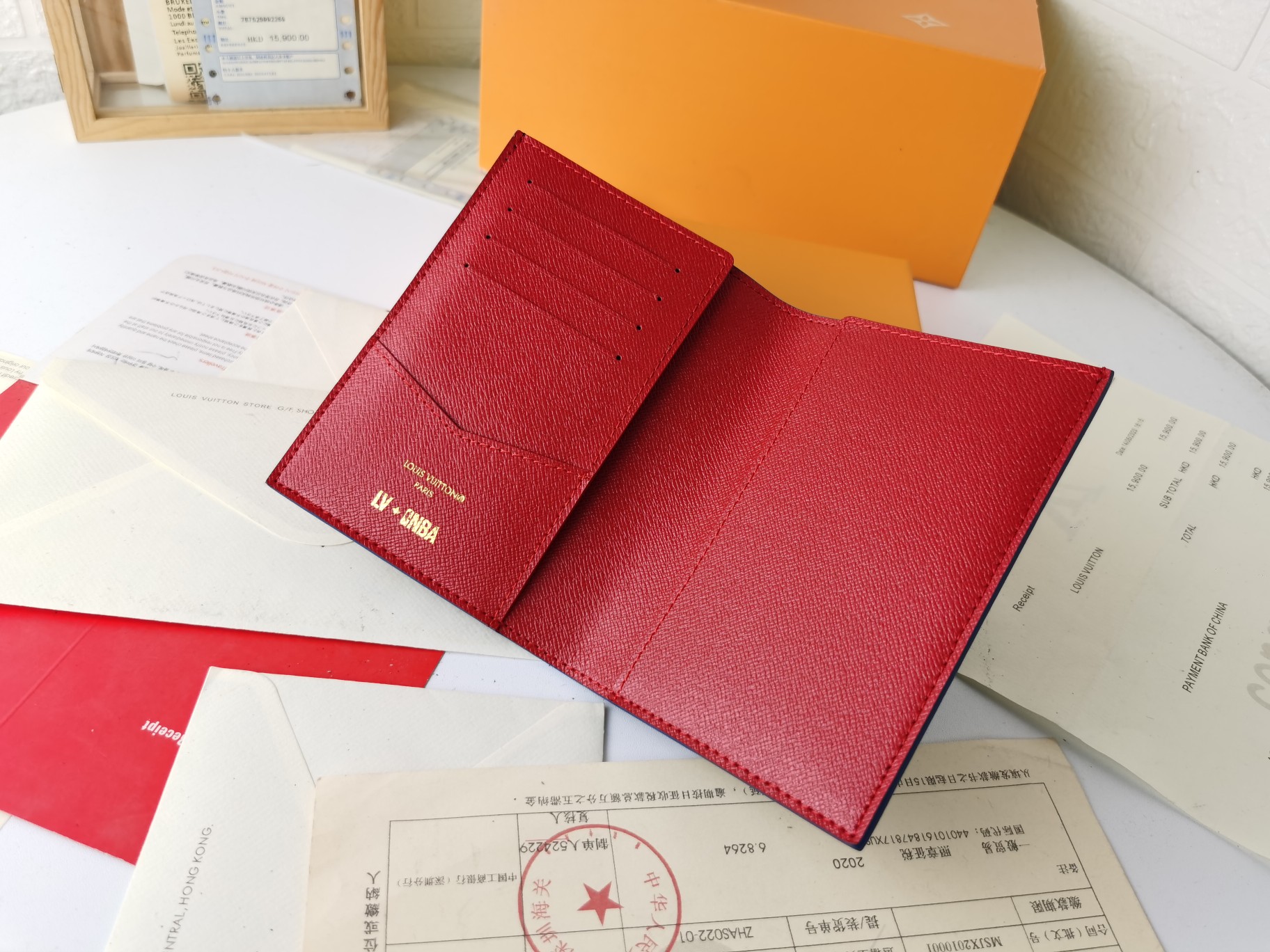 M64502 パスポートケース｜上質な粒纹小牛皮の旅行アクセサリー