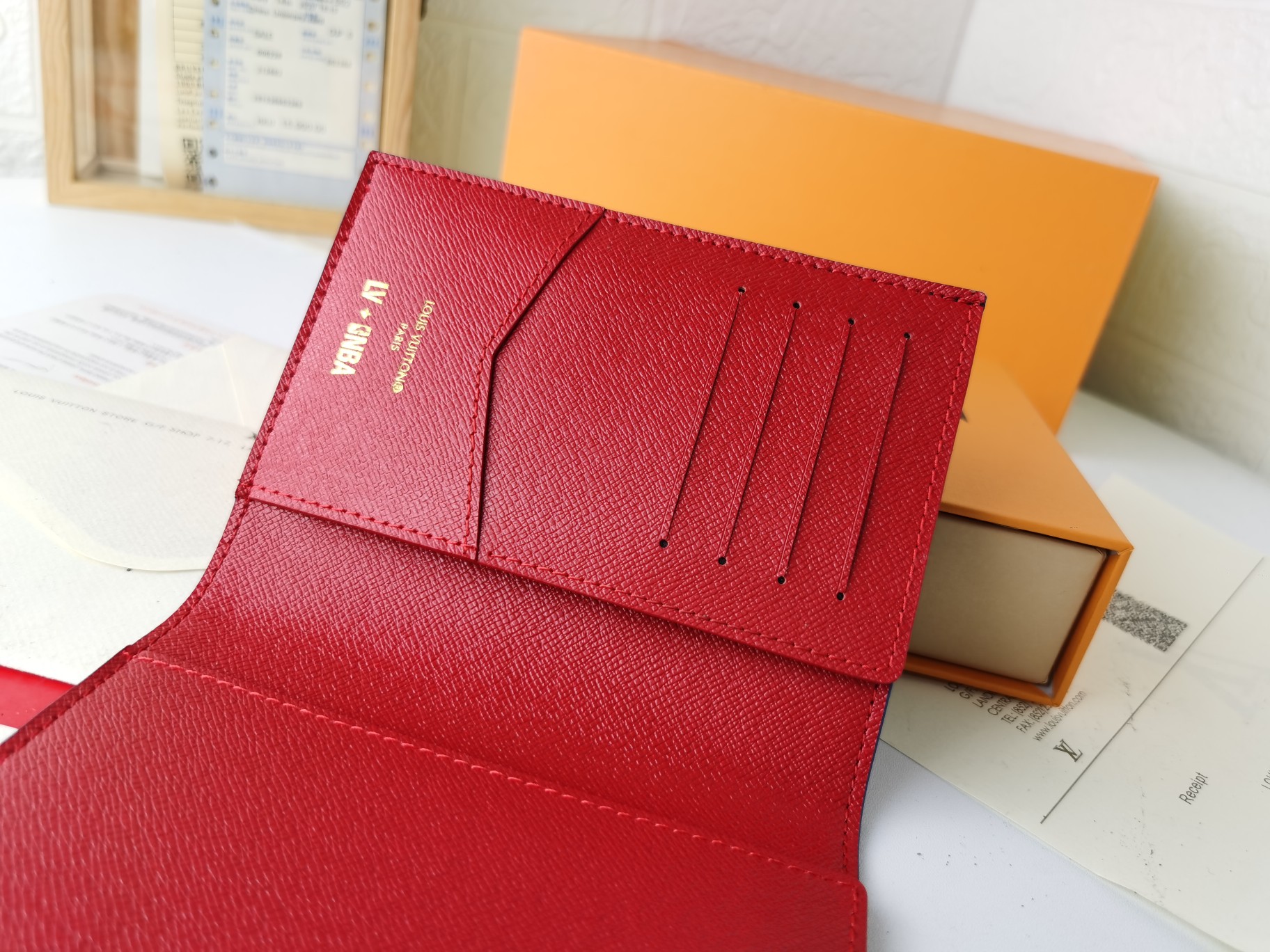 M64502 パスポートケース｜上質な粒纹小牛皮の旅行アクセサリー