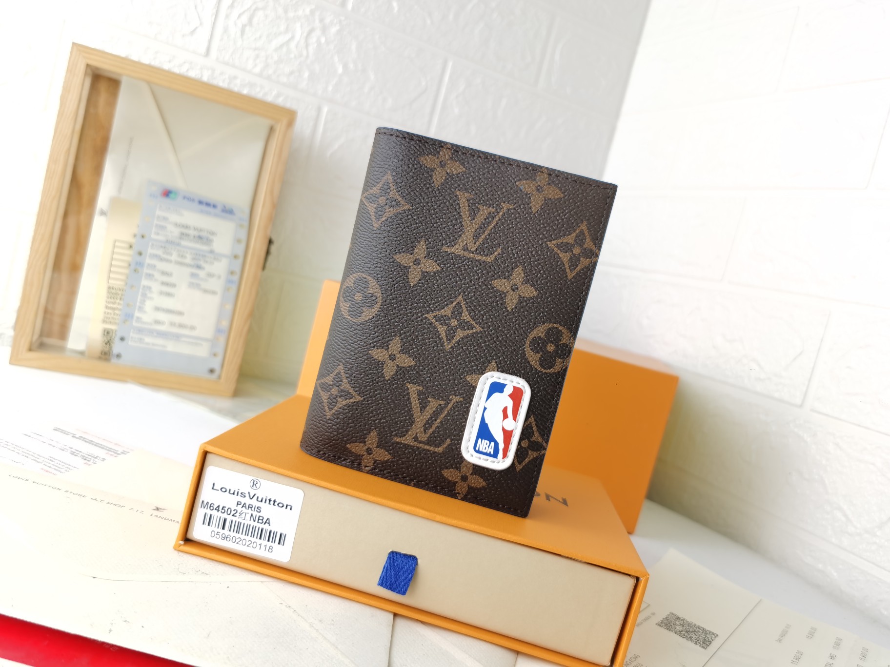 M64502 パスポートケース｜上質な粒纹小牛皮の旅行アクセサリー