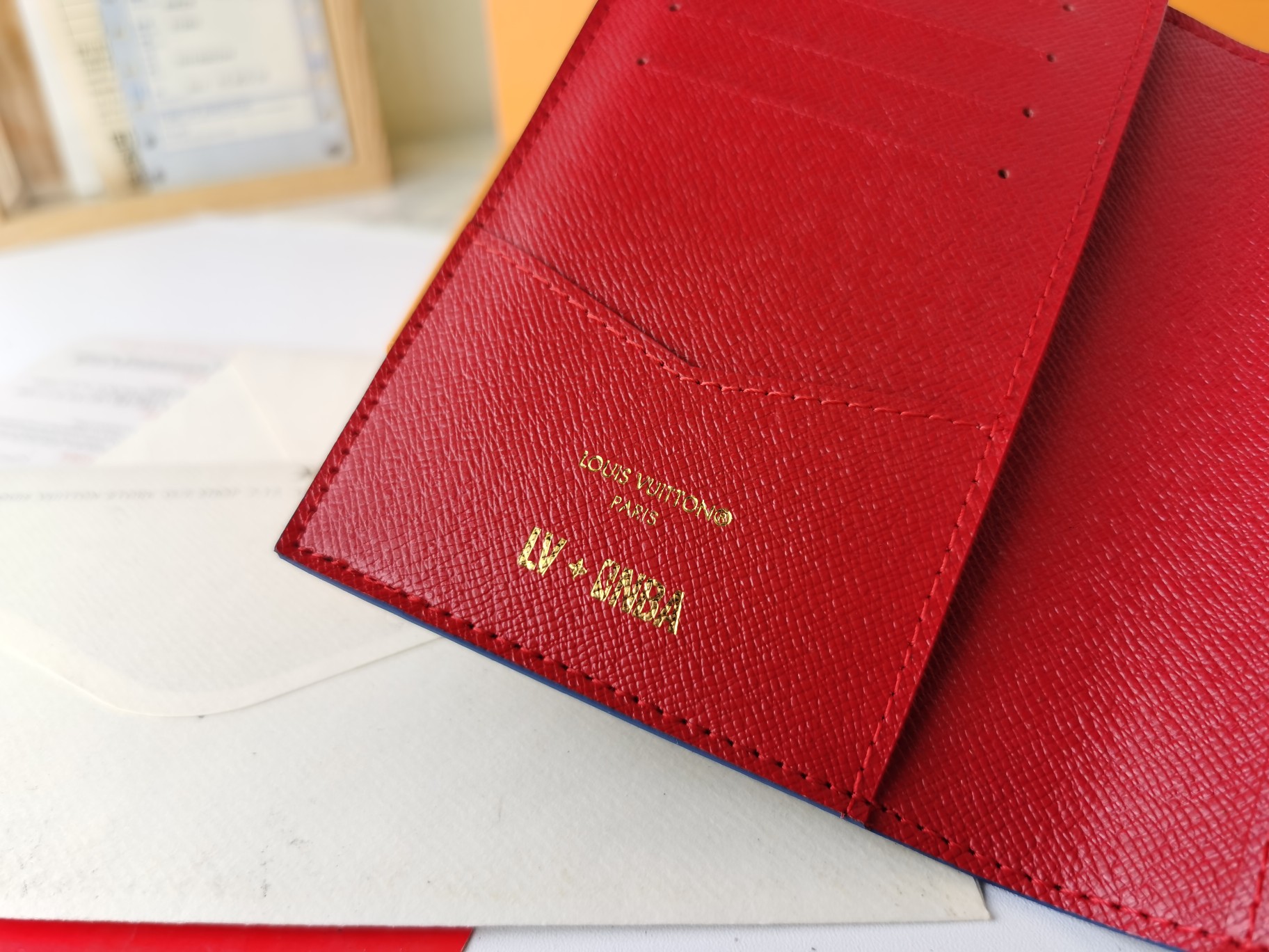 M64502 パスポートケース｜上質な粒纹小牛皮の旅行アクセサリー