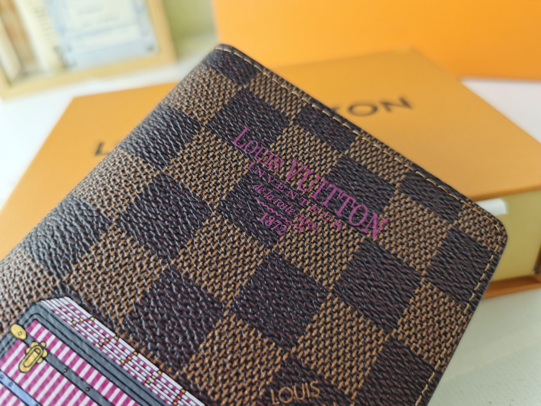 M64502パスポートケース - 高級感あふれる粒纹小牛皮仕様