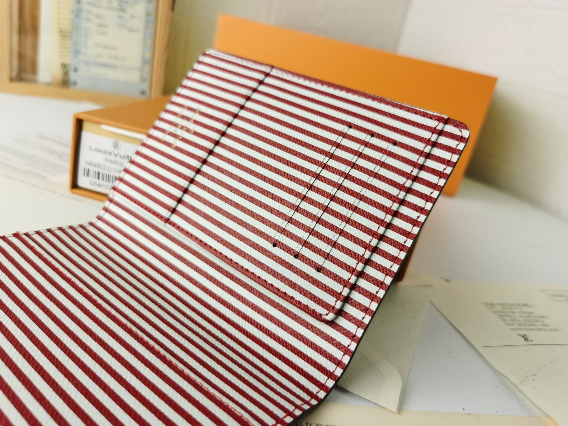 M64502パスポートケース - 高級感あふれる粒纹小牛皮仕様