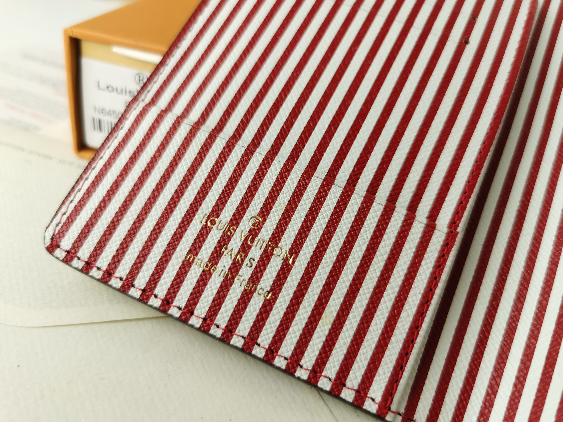 M64502パスポートケース - 高級感あふれる粒纹小牛皮仕様