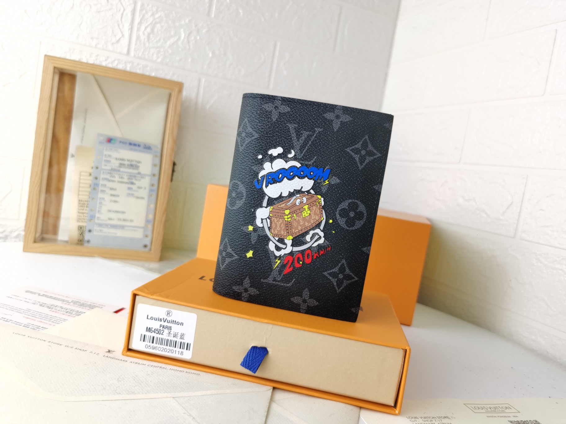 M64502パスポートケース｜ラグジュアリーな粒纹小牛皮内装