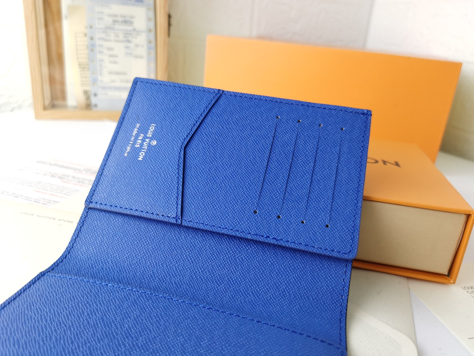 M64502パスポートケース｜ラグジュアリーな粒纹小牛皮内装